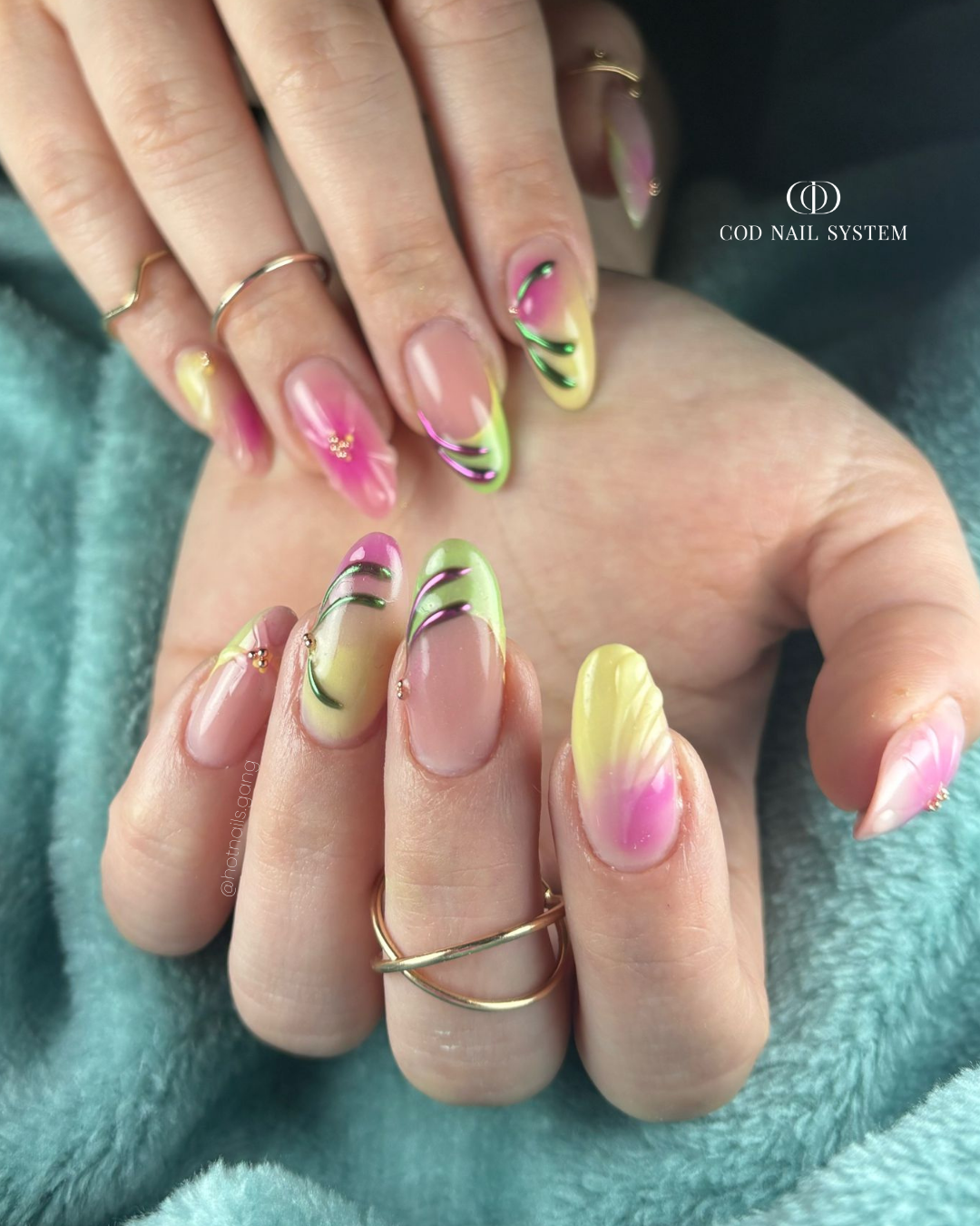 Pose d'ongles en amandes pastel avec nail art 3D, chrome et french