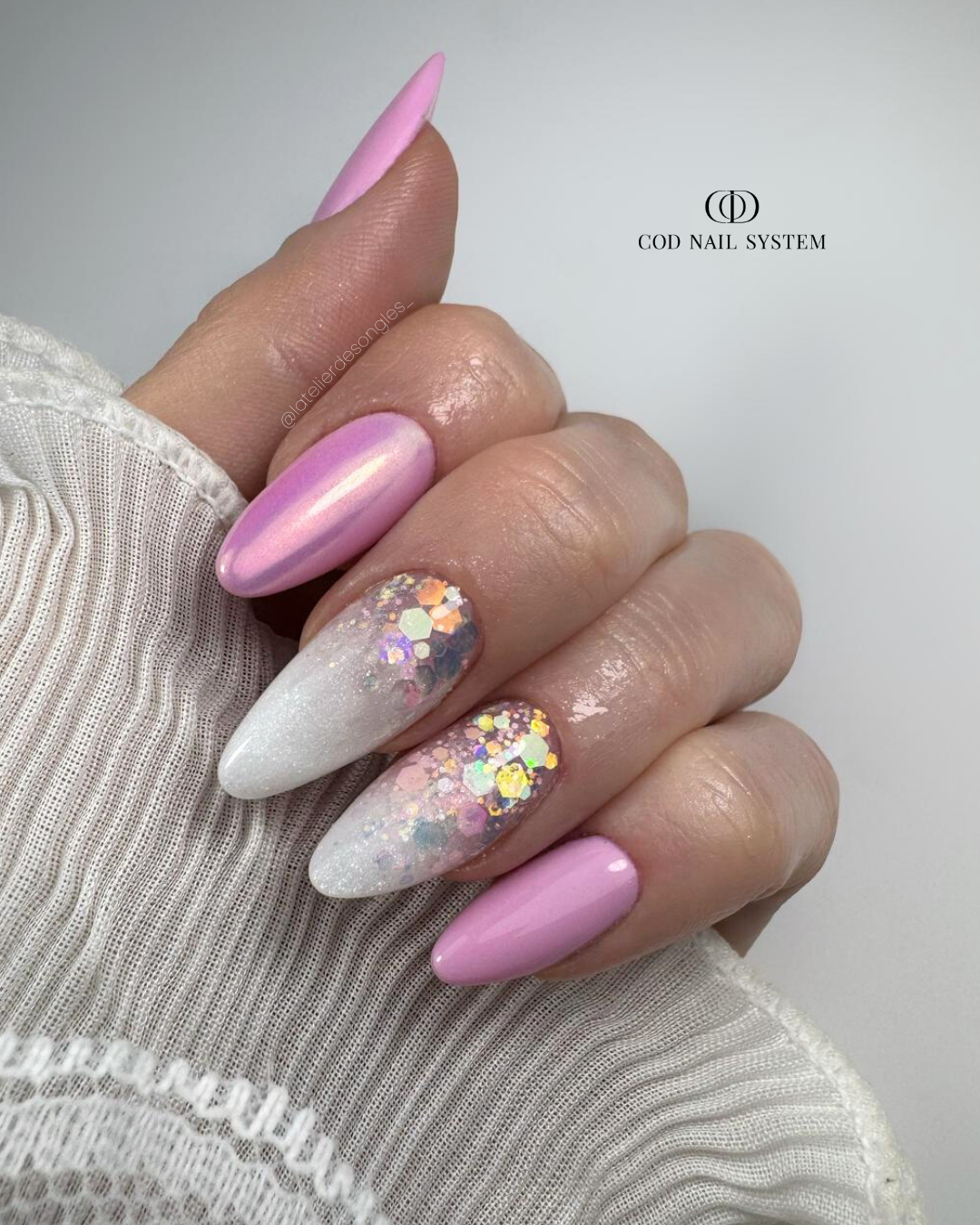 Pose d'ongles en amandes rose pastel aurora et cutiiglitter