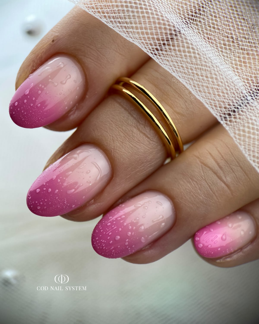 Pose d'ongles ovales roses et effet mouillé Pose d'ongles ovales avec babycolor rose et effet mouillé