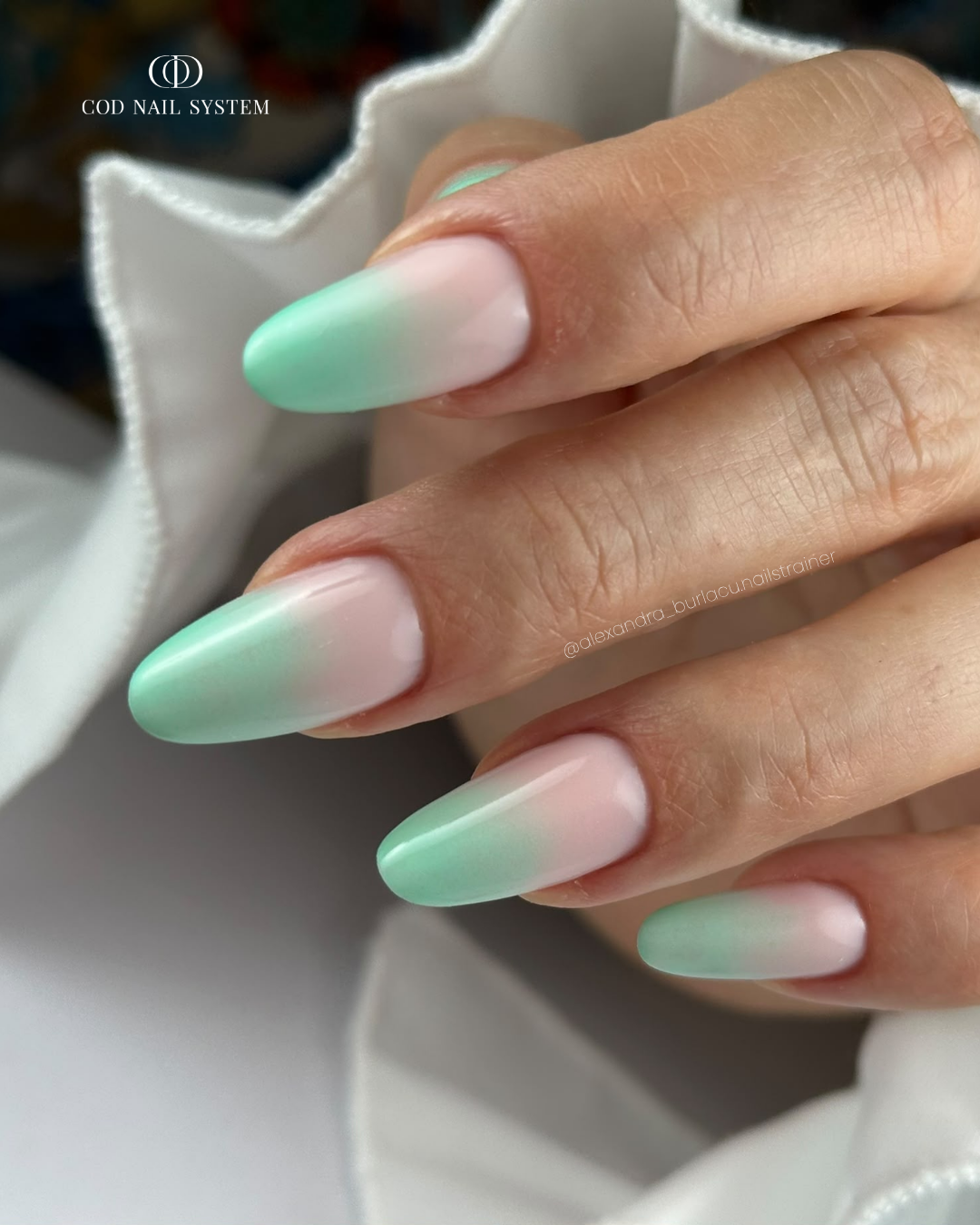 Pose d'ongles amandes babycolor vert bleu Pose d'ongles amandes avec babycolor vert d'eau