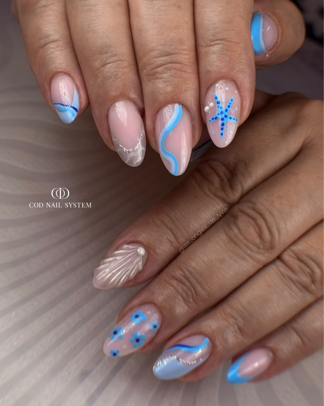 Pose d'ongles amandes bleus minimaliste été Pose d'ongles amandes bleus avec nail art minimaliste d'été