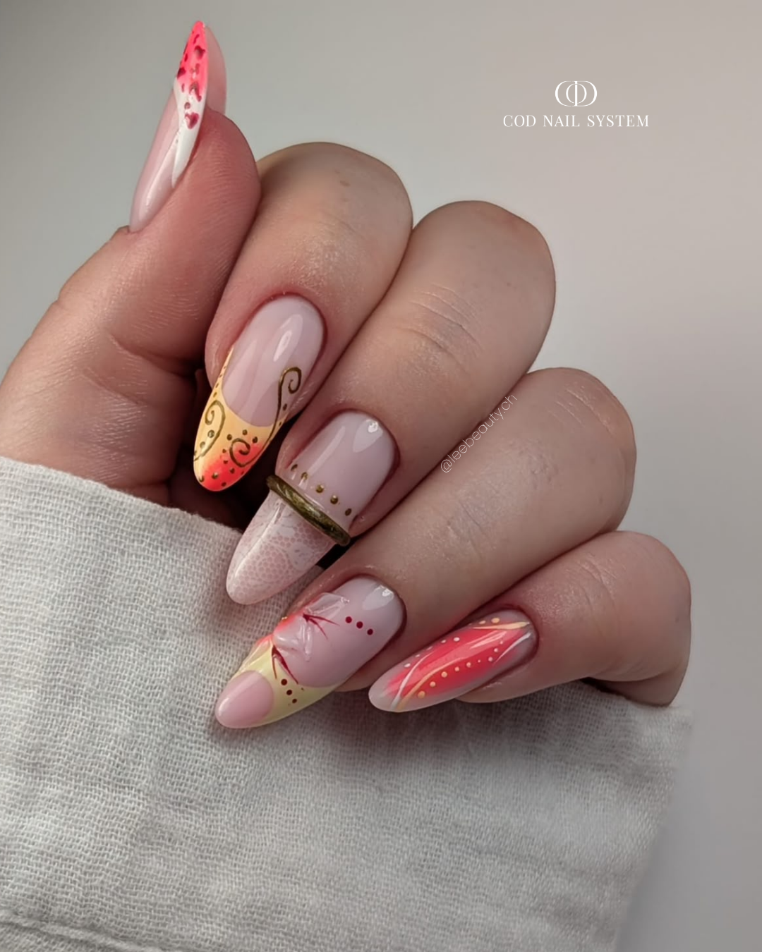 Pose d'ongles amandes 3D et colorés Pose d'ongles amandes colorés avec nail art 3D