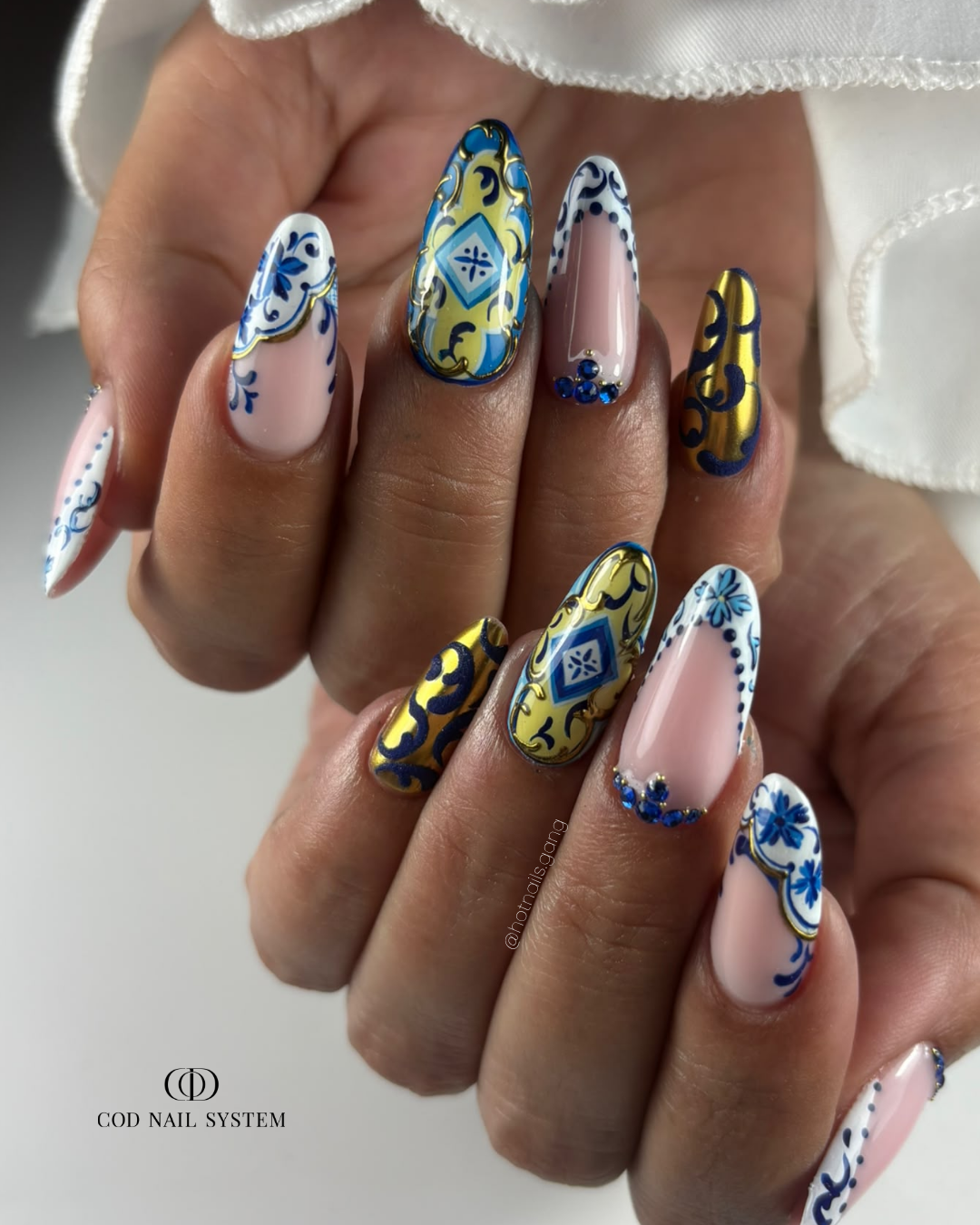 Pose d'ongles amandes céramique Pose d'ongles en amandes avec nail art céramique