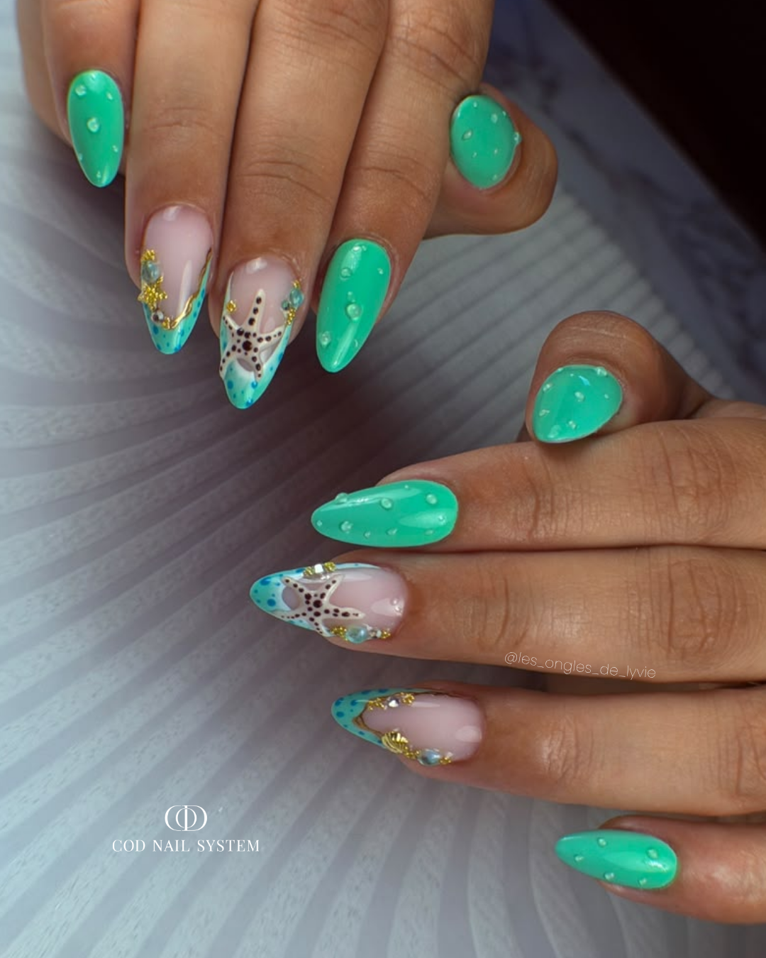 Pose d'ongles amandes vert d'eau et 3D Pose d'ongles amandes vert d'eau avec nail art étoiles de mer 3D et dorés