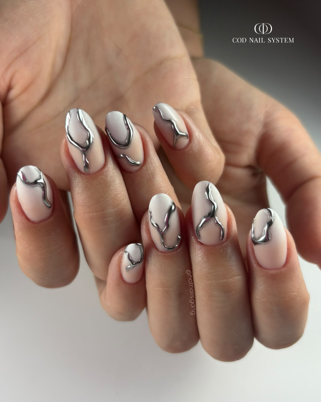 Pose d'ongles amandes babyboomer 3D chrome argent Pose d'ongles en amandes avec babyboomer nude beige avec nail art 3D chrome argenté