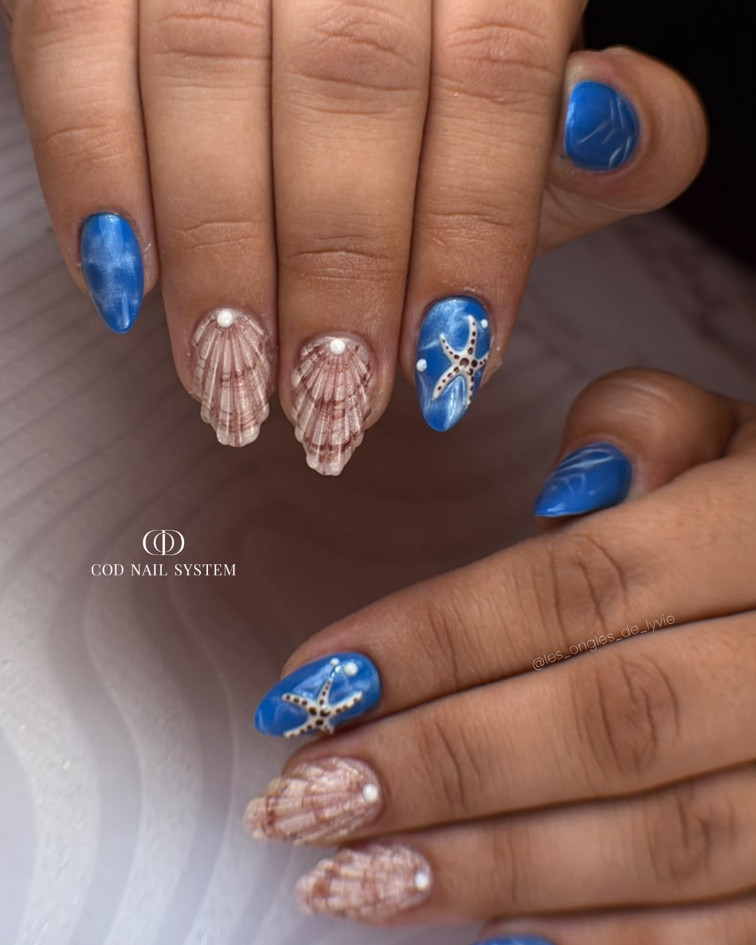 Pose d'ongles amandes eau et coquillage 3D Pose d'ongles amandes bleu eau et nail art coquillage 3D