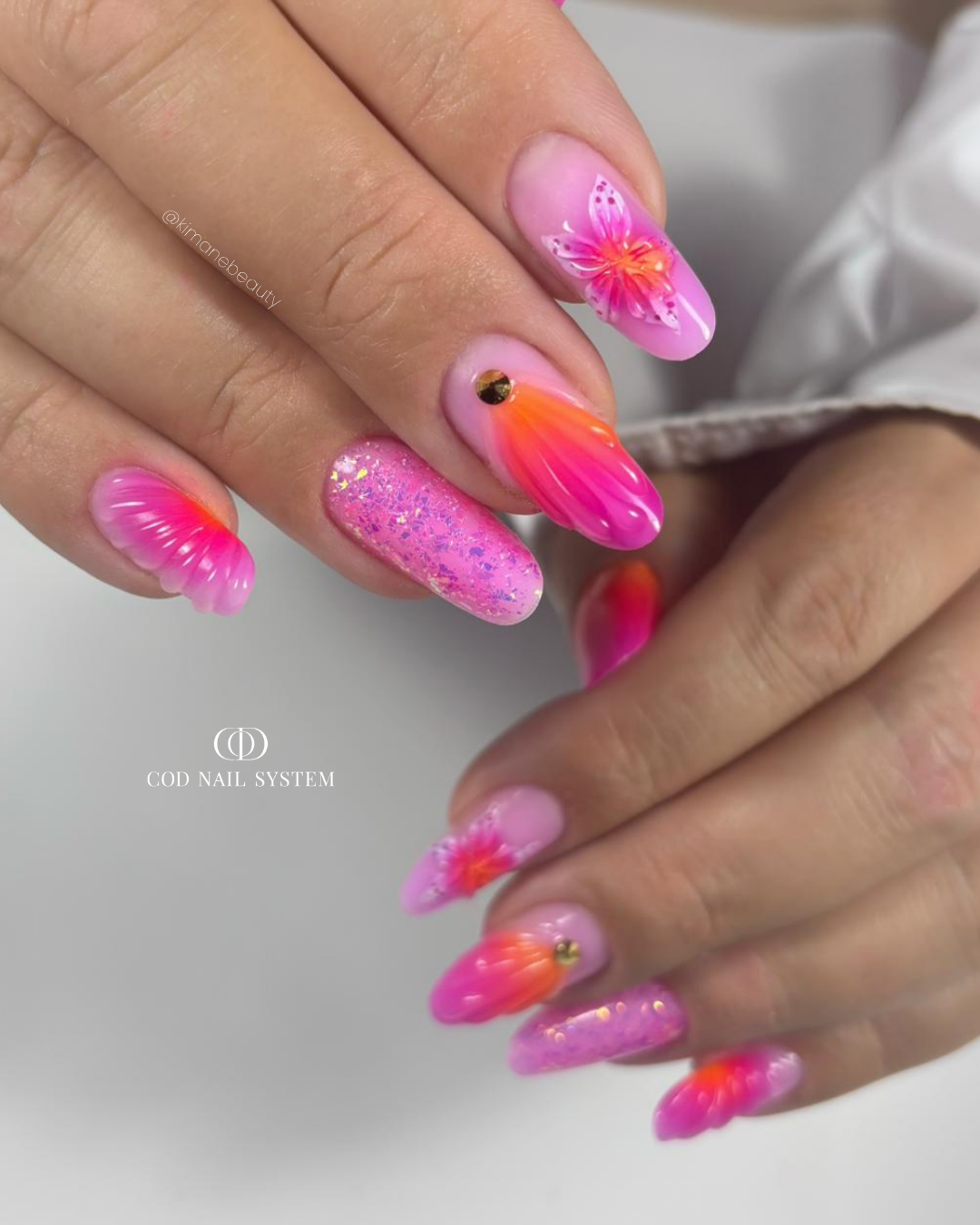 Pose d'ongles amandes néon et 3D Pose d'ongles amandes rose et orange néon avec nail art 3D