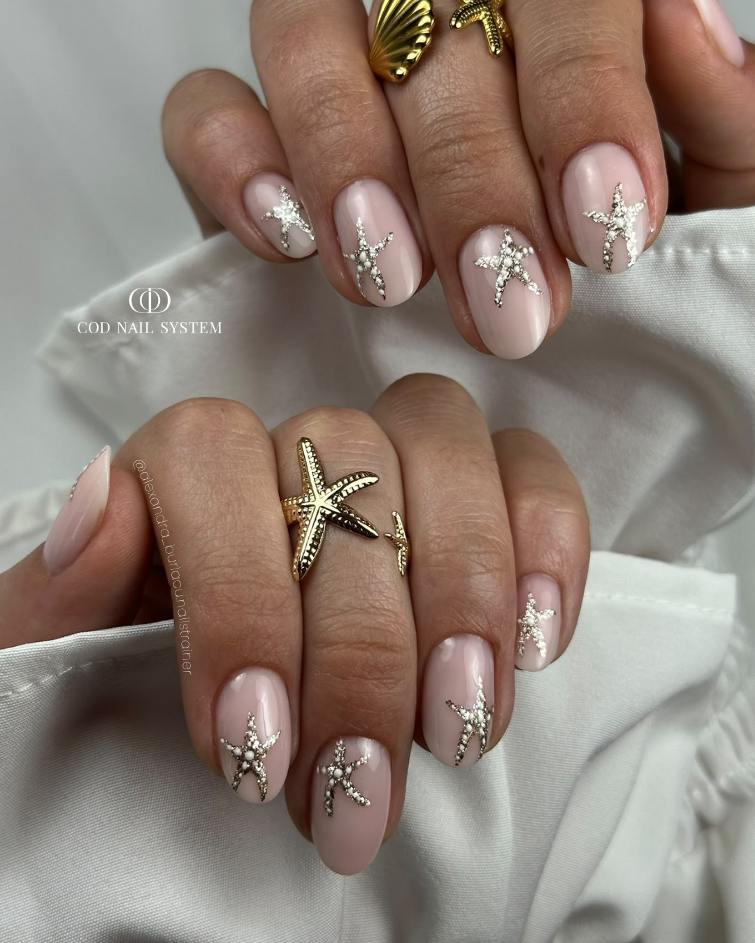 Pose d'ongles ovales étoiles de mer dorés Pose d'ongles ovales nude rosé avec nail art étoiles de mer dorés