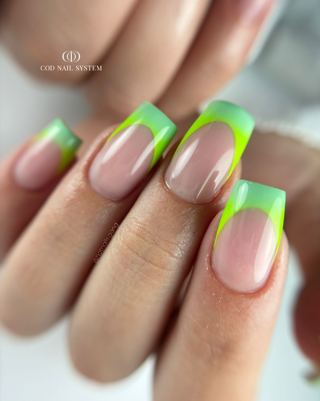 Pose d'ongles carrée avec french dégradé vert et bleu néon
