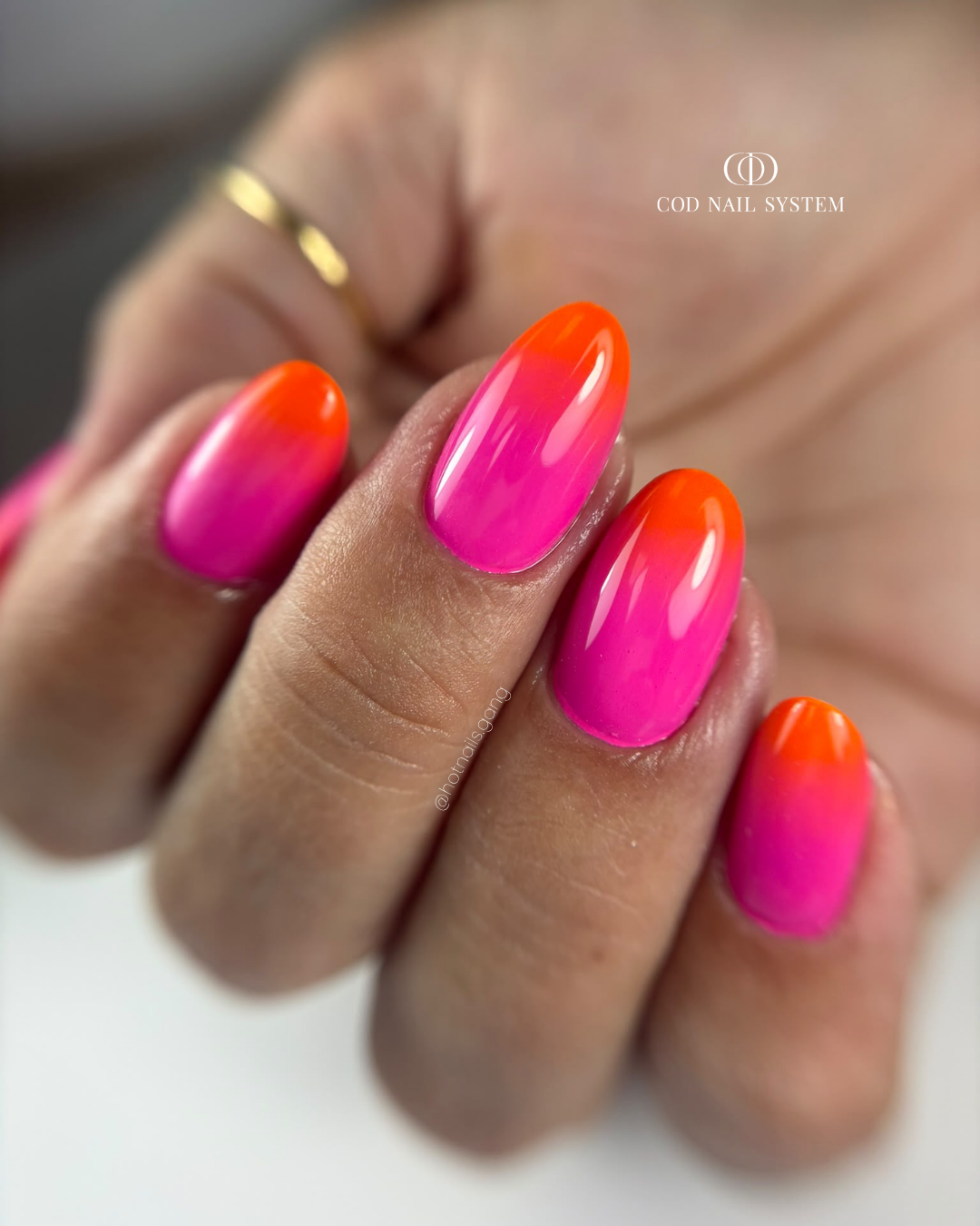 Pose d'ongles en amandes dégradé rose et corail néon