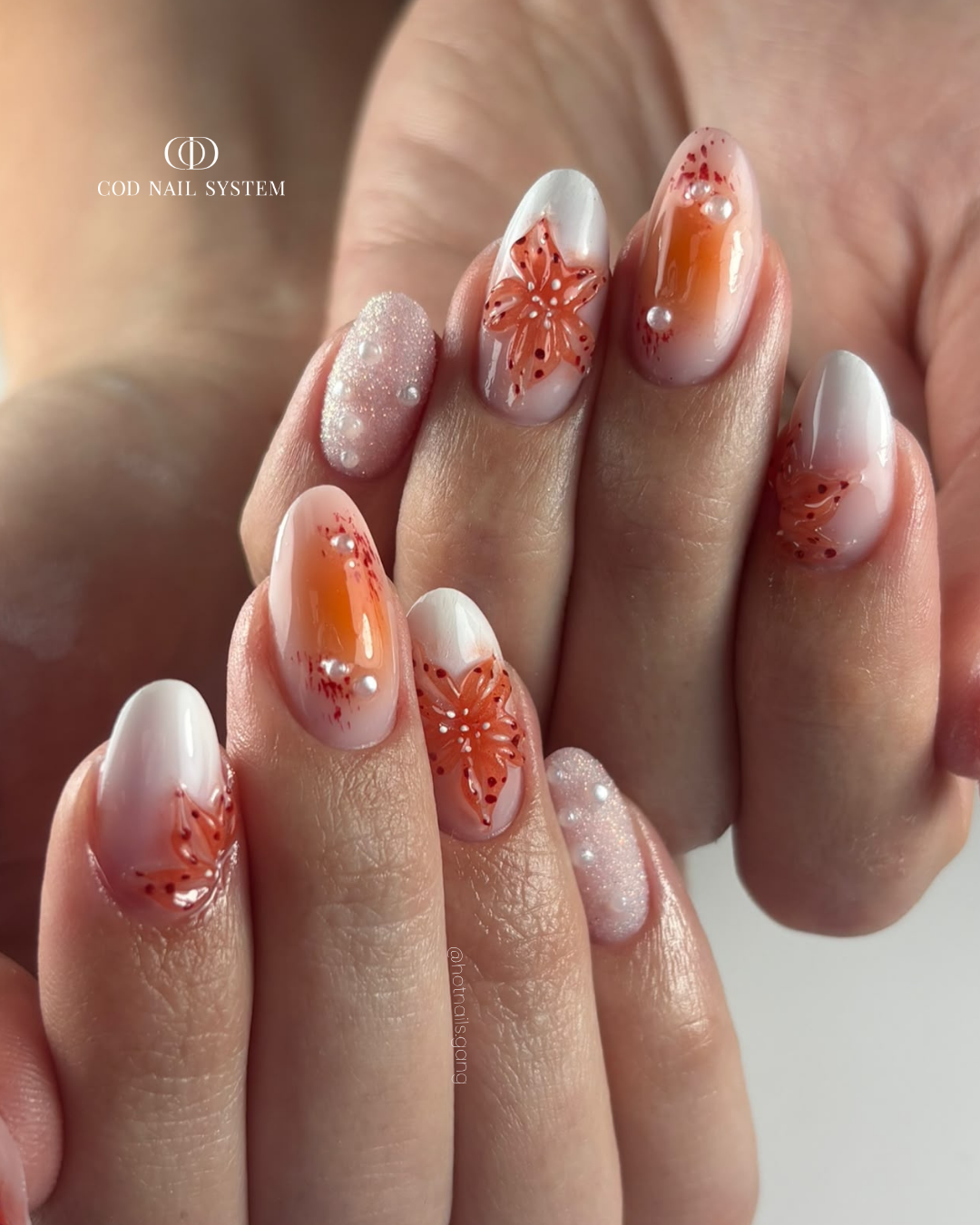 Pose d'ongles en amandes avec nail art aura et fleurs 3D et effet sucre