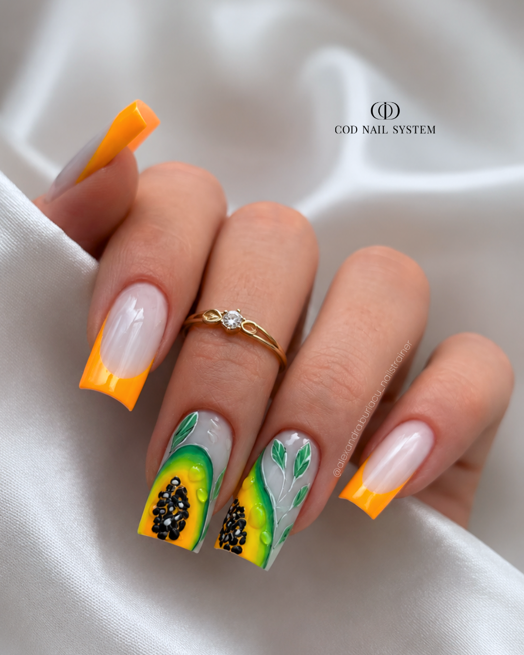 Pose d'ongles carrée avec french néon orange et nail art papaye 3D