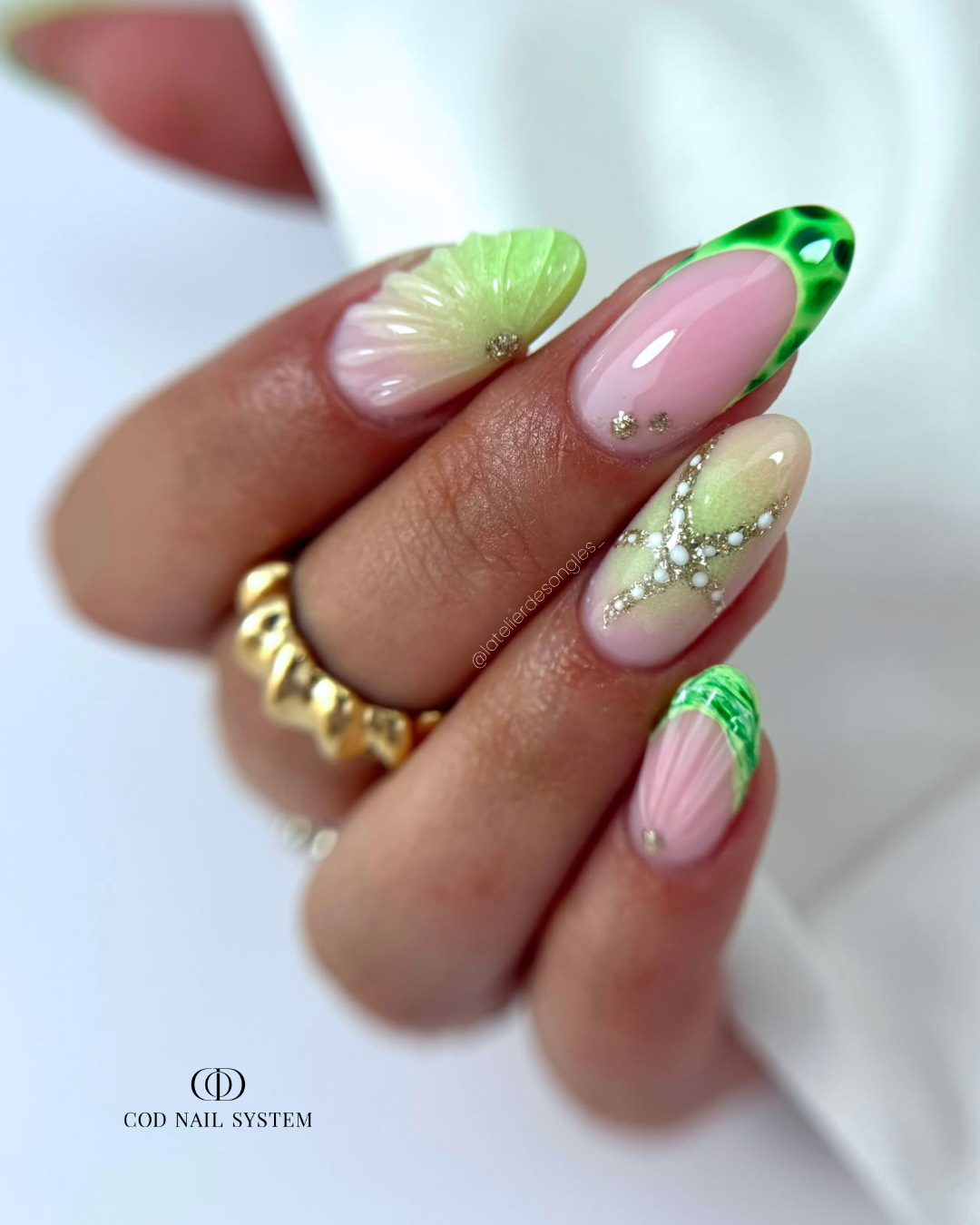 Pose d'ongles en amandes néon vert avec nail art blossom et coquillage 3D