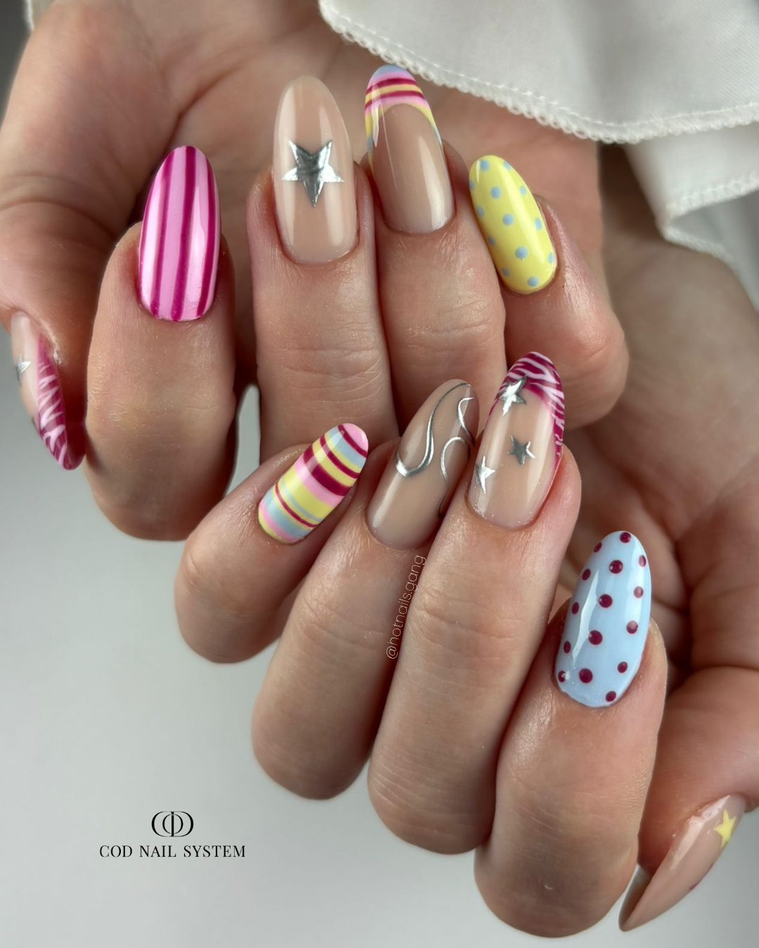 Pose d'ongles en amandes colorés avec nail art polka dots et métallique silver