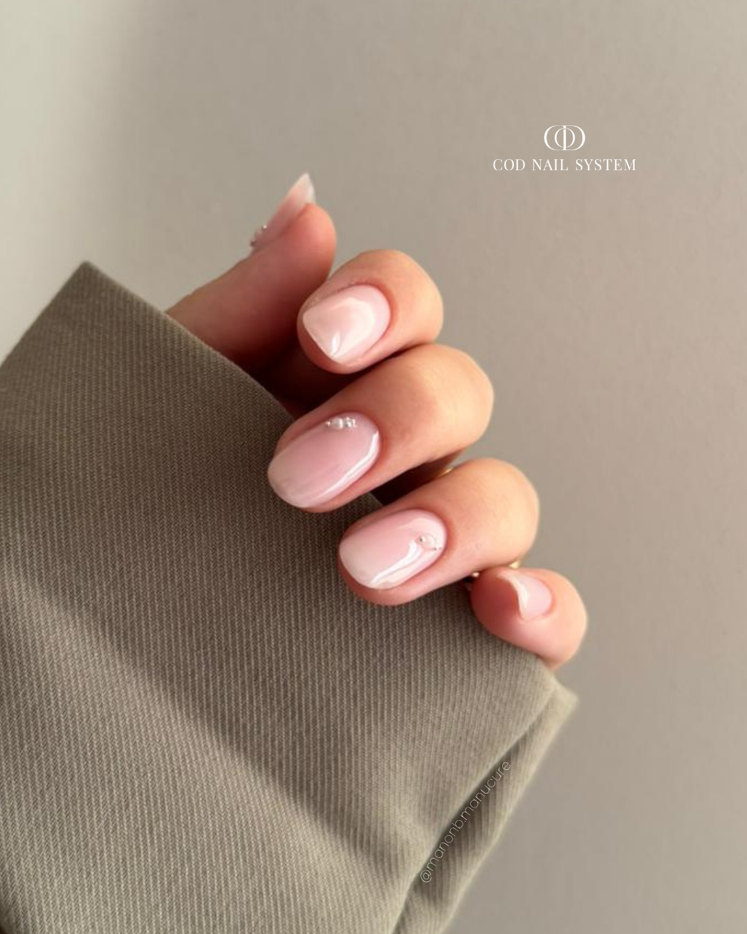 Pose d'ongles ovales courts rose pastel