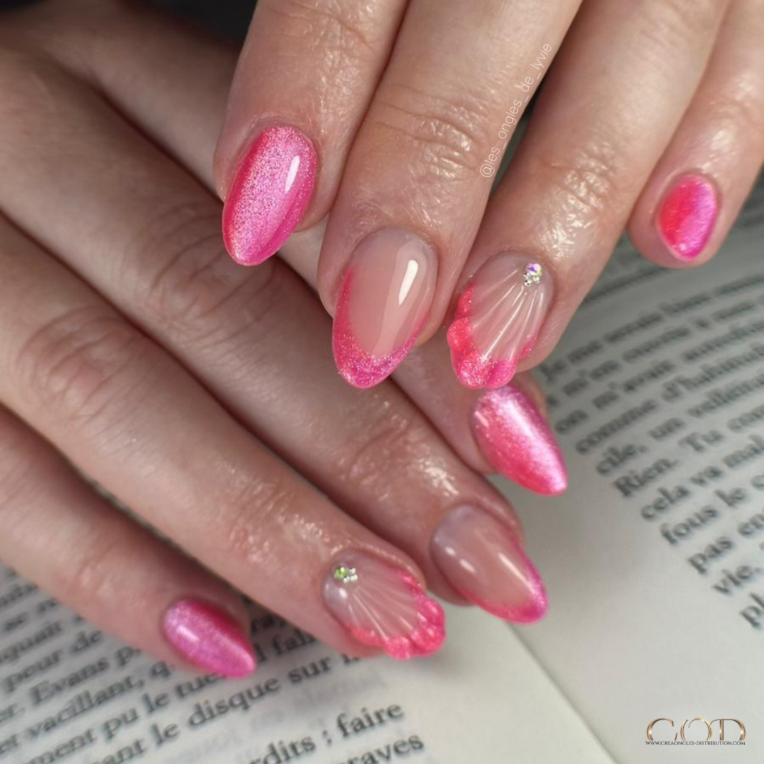 Pose d'ongles en amandes rose et corail cat eye avec french et nail art 3D