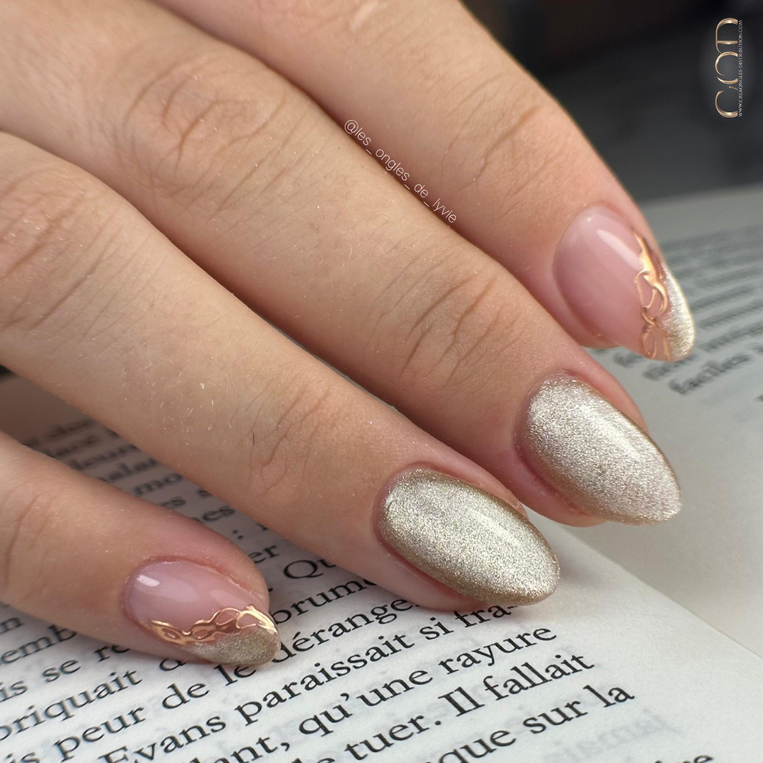 Pose d'ongles en amandes dorés cat eyes et nail art chrome doré