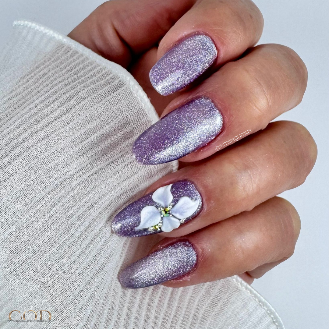 Pose d'ongles en amandes violet cat eye et fleurs 3D