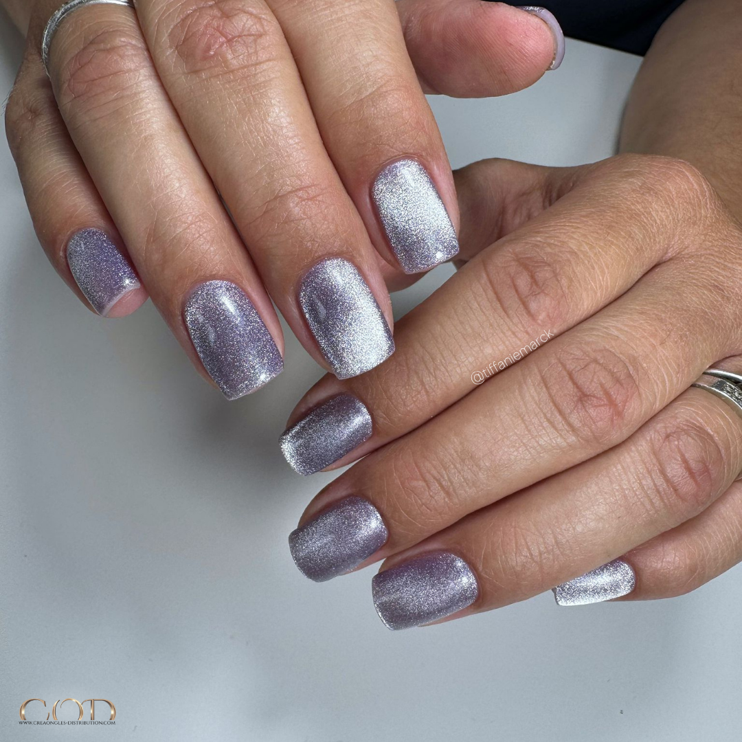 Pose d'ongles carrés violet cat eyes