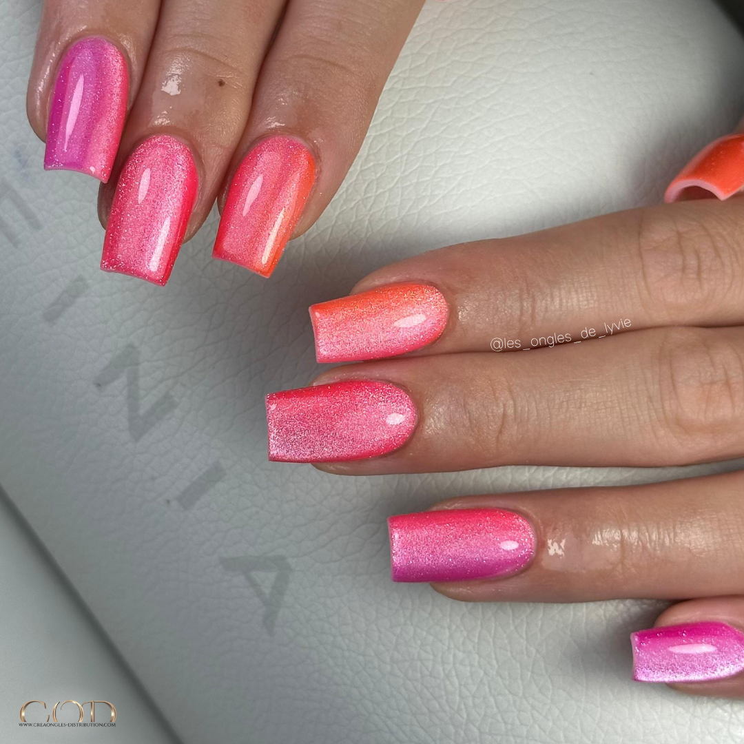 Pose d'ongles carrés dégradés rose et orange cat eyes