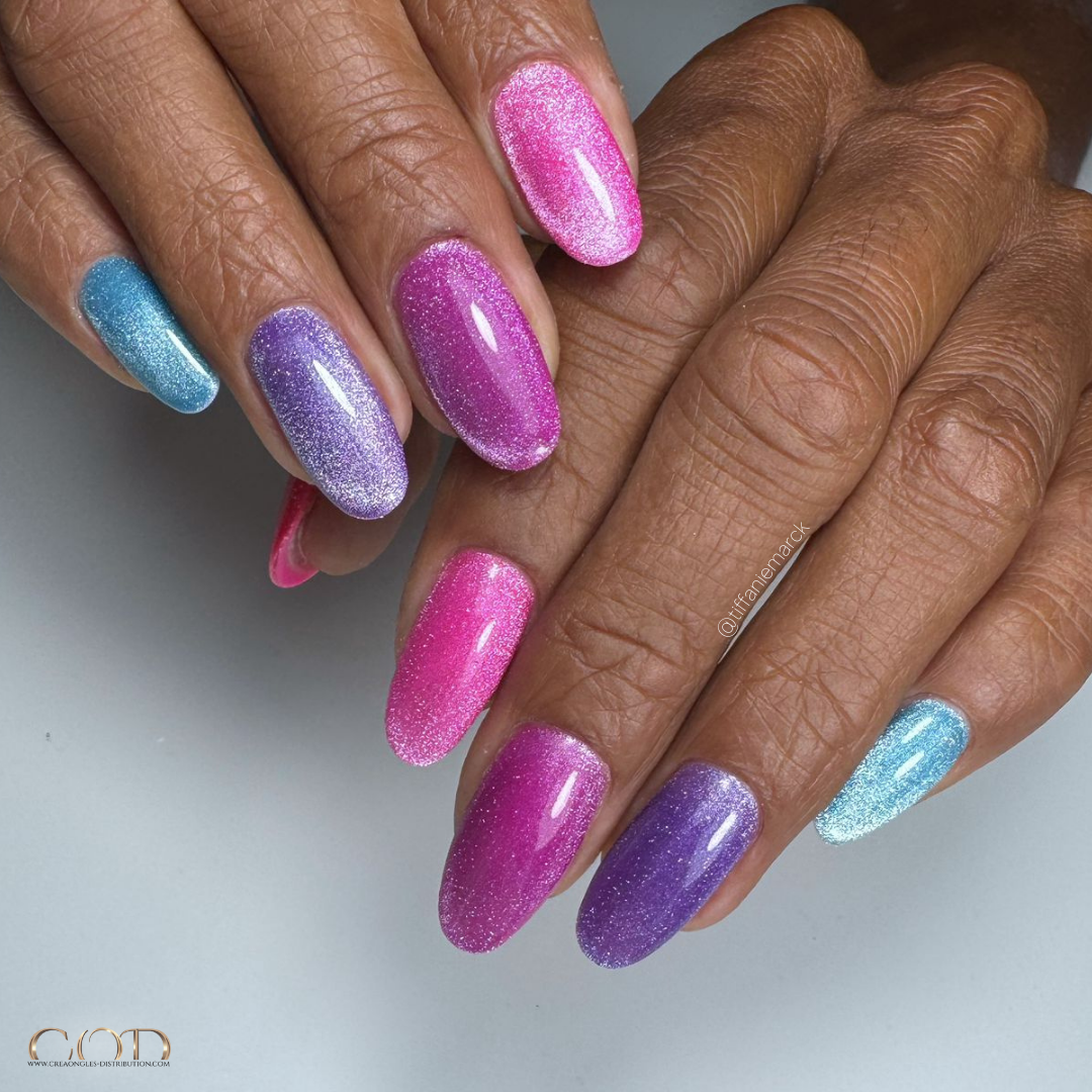 Pose d'ongles ovales multicolores cat eyes