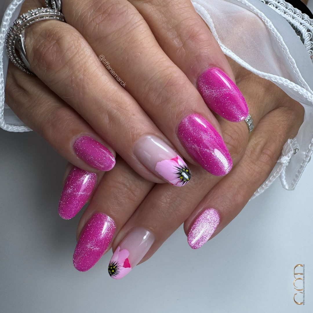 Pose d'ongles ovales rose cat eyes