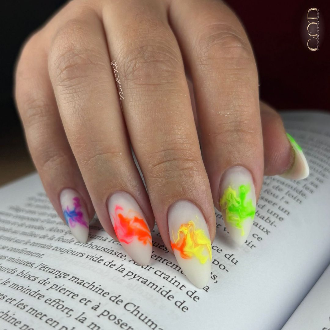 Pose d'ongles en amande blanc avec nail art marbré néon