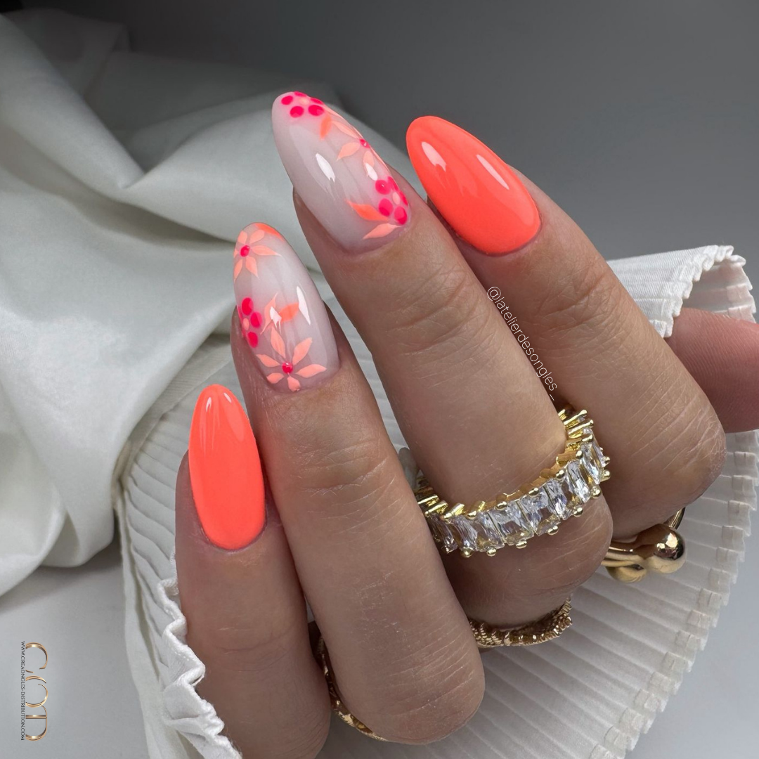 Pose d'ongles en amande néon corail avec nail art fleurs