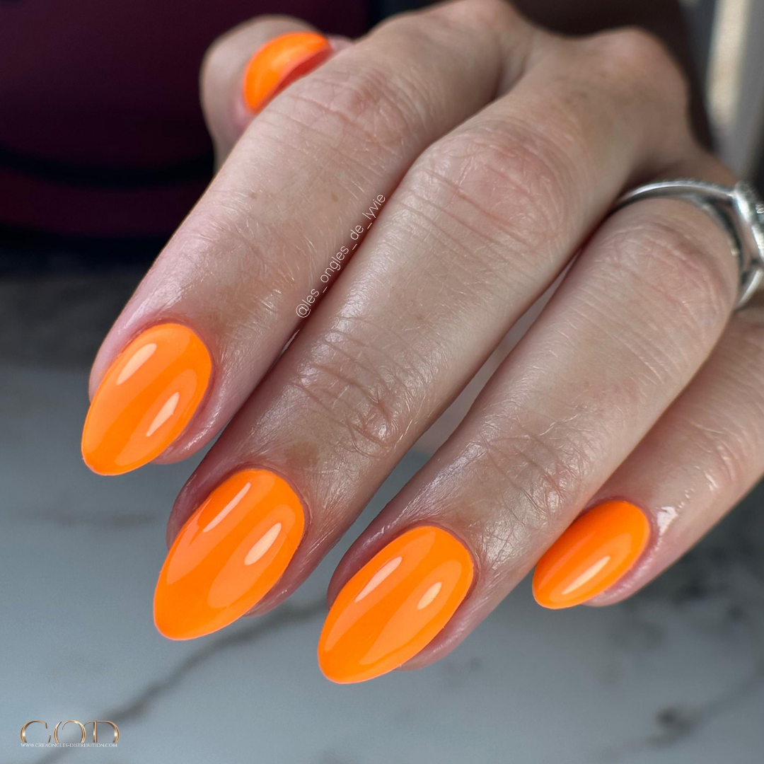 Pose d'ongles en amandes néon orange