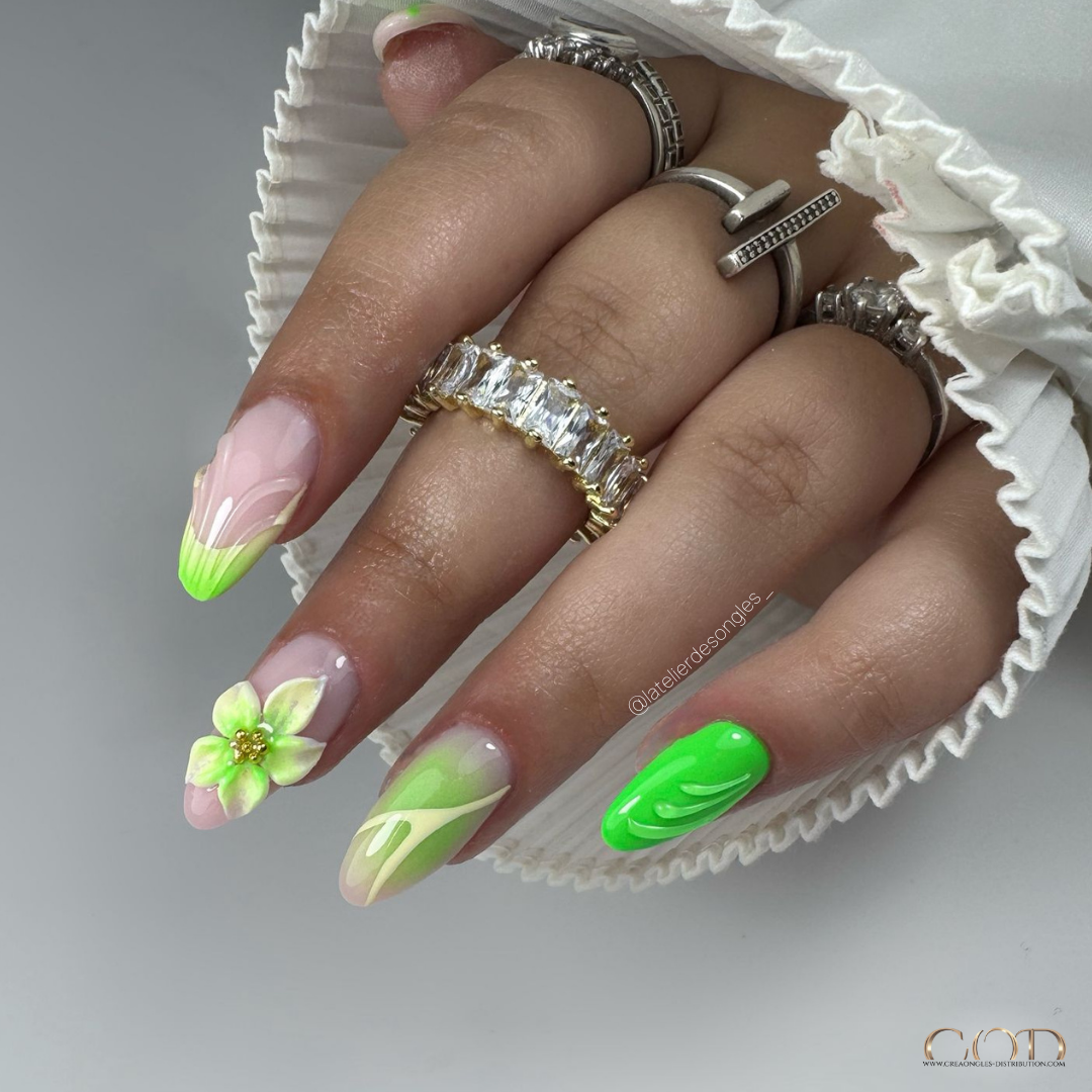 Pose d'ongles en amandes néon vert avec nail art 3D
