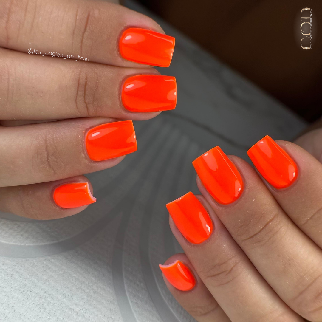 Pose d'ongles carrés courts néon orange