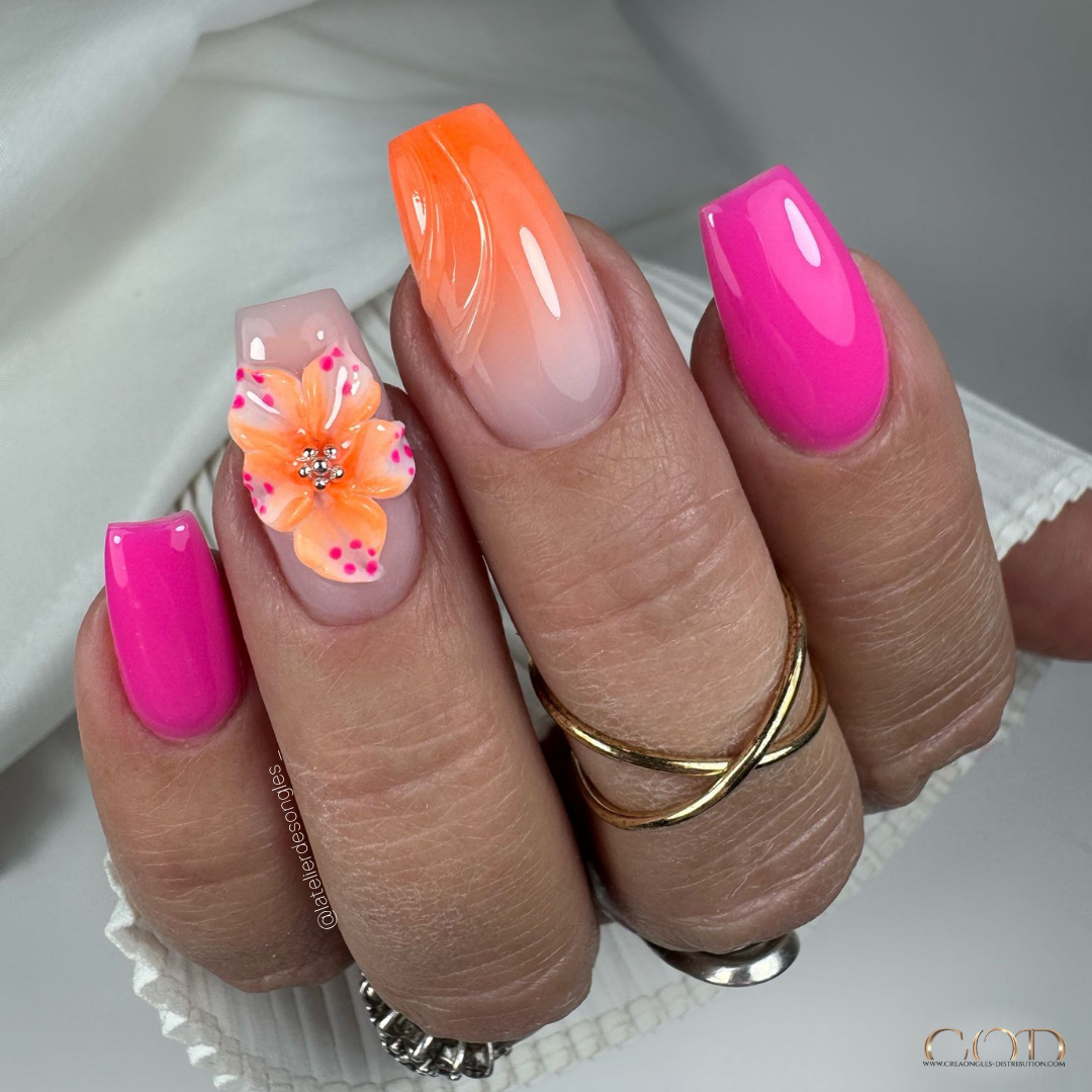 Pose d'ongles coffin néon rose et orange avec nail art et fleurs 3D