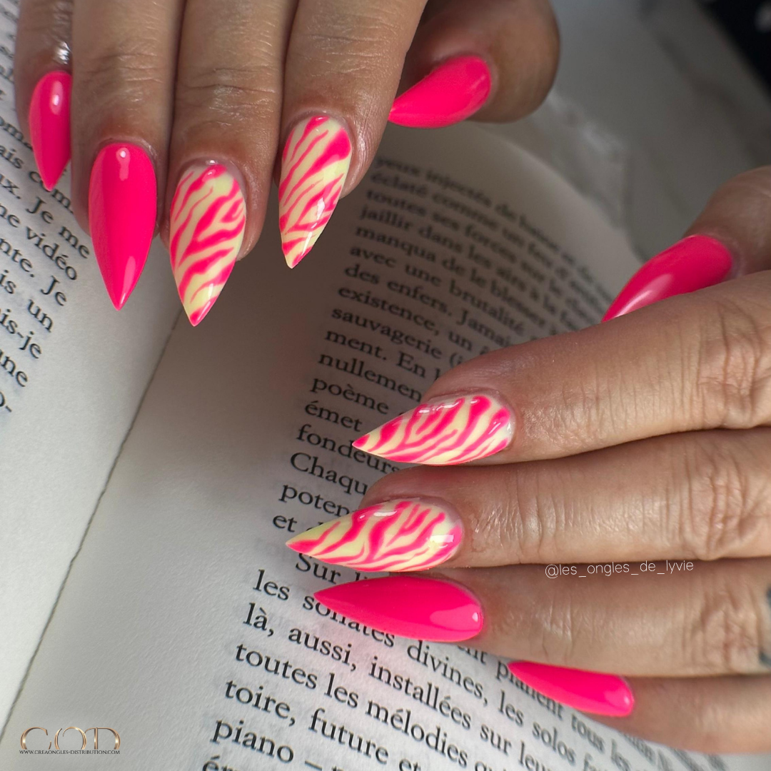 Pose d'ongles stilettos néon rose zébré et jaune pastel