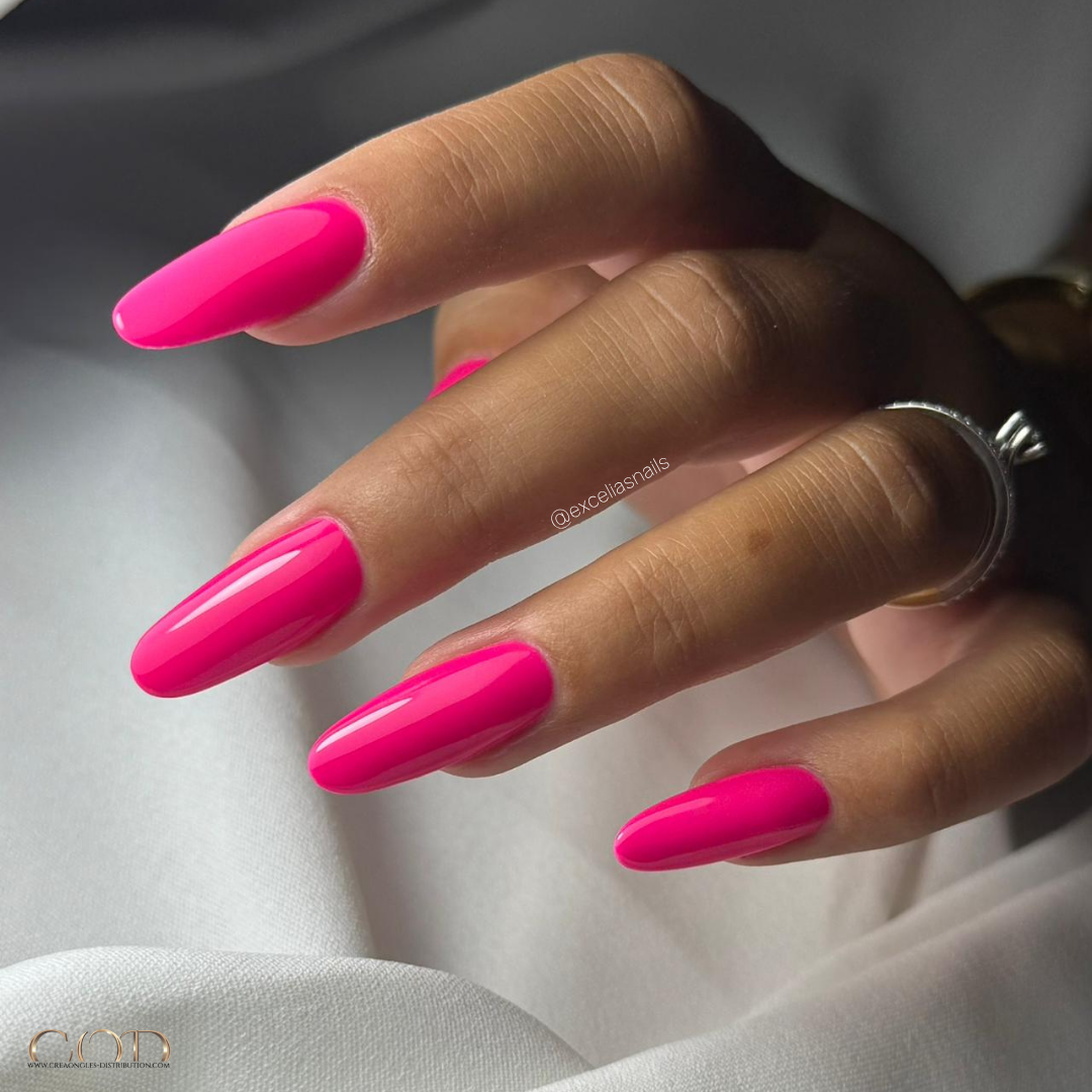 Pose d'ongles ovales longs néon rose