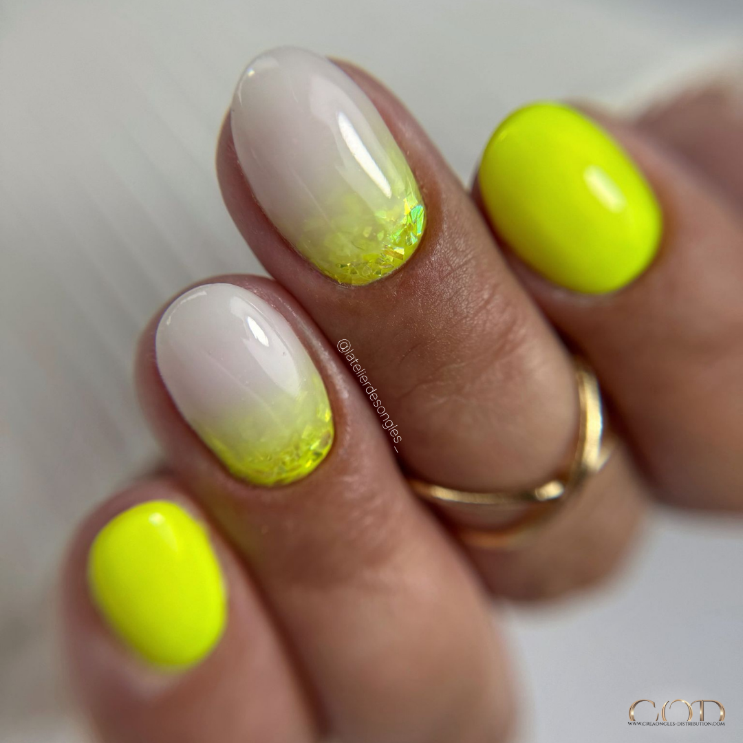 Pose d'ongles en gainage néon jaune avec cutiglitter