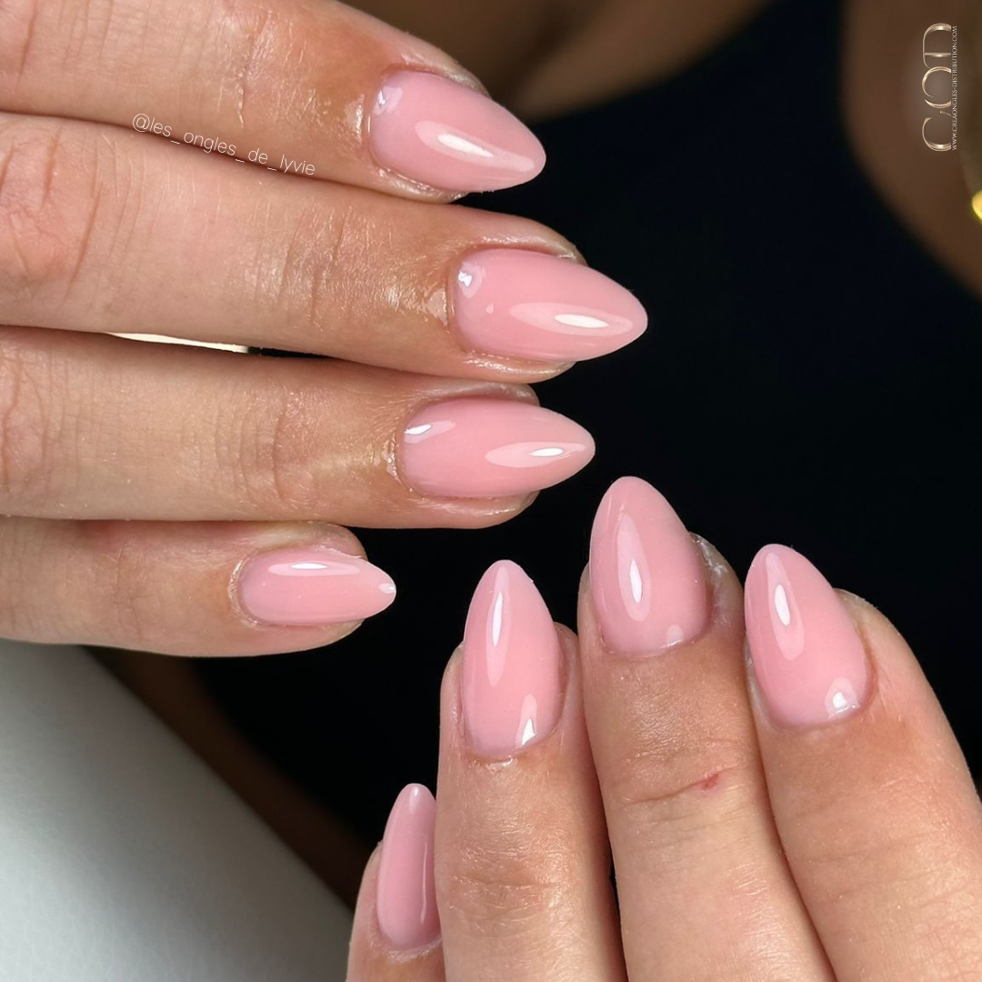 Pose d'ongles en amandes nude rose