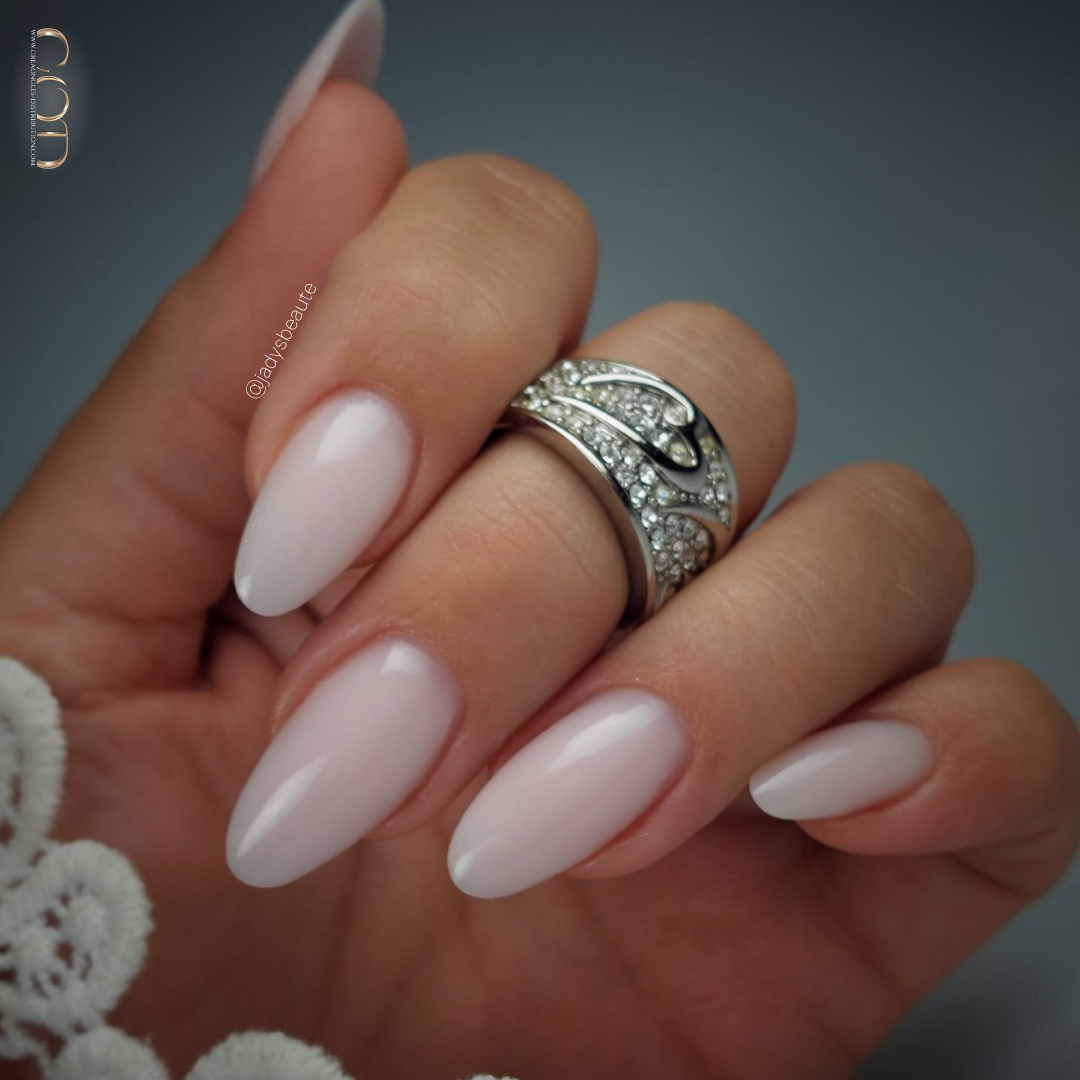 Pose d'ongles en amandes blanc rosé
