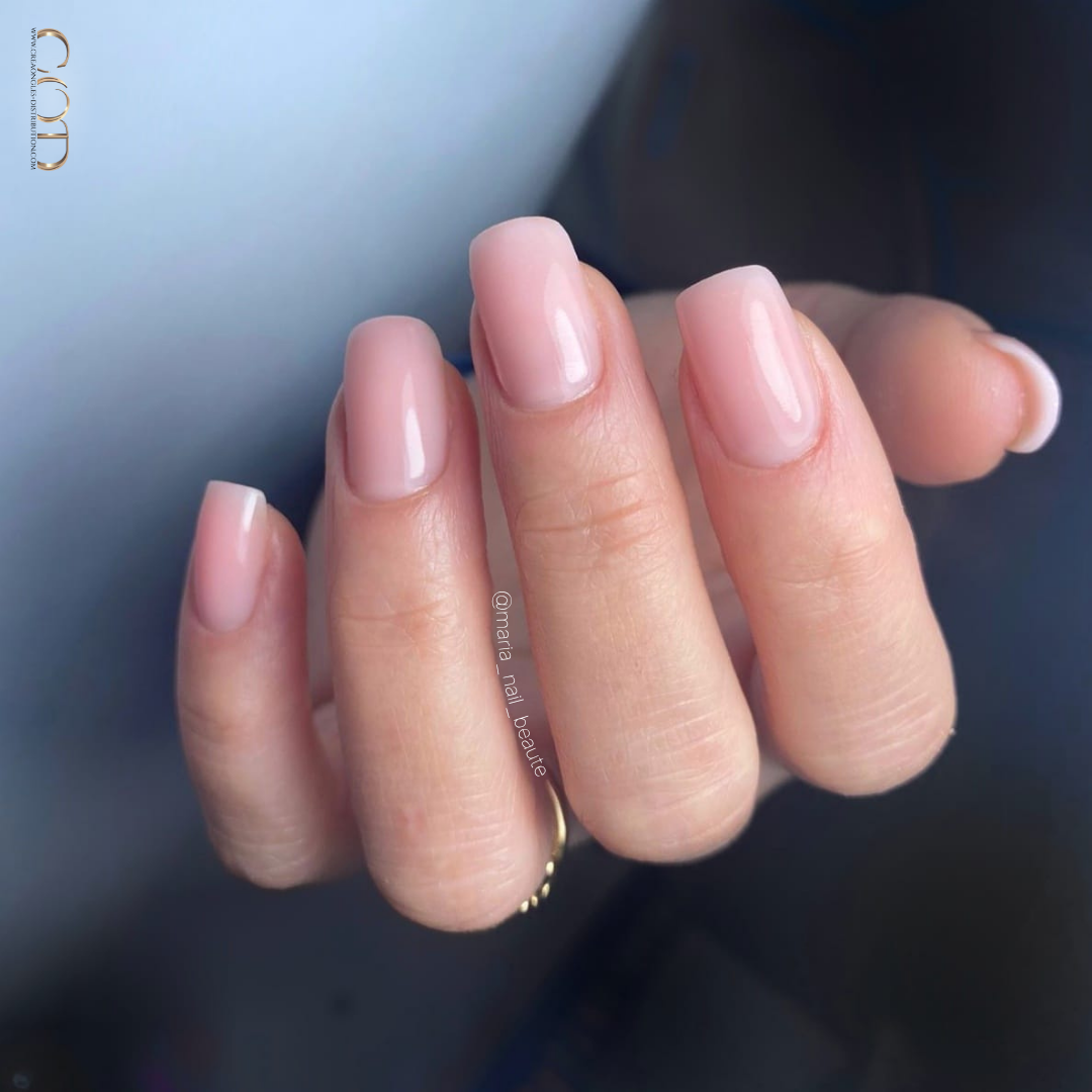 Pose d'ongles en gainage rose