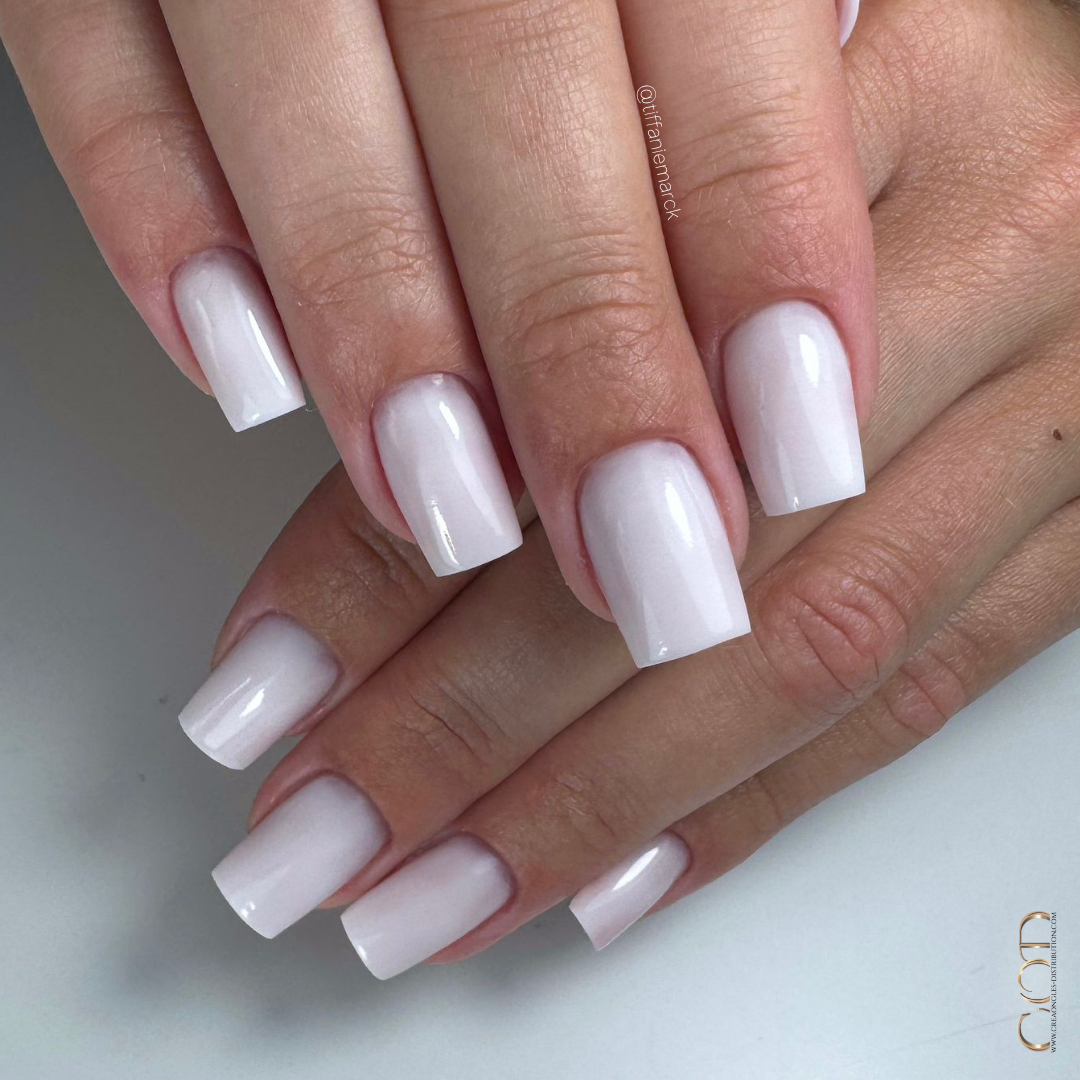Pose d'ongles carrés blancs rosés