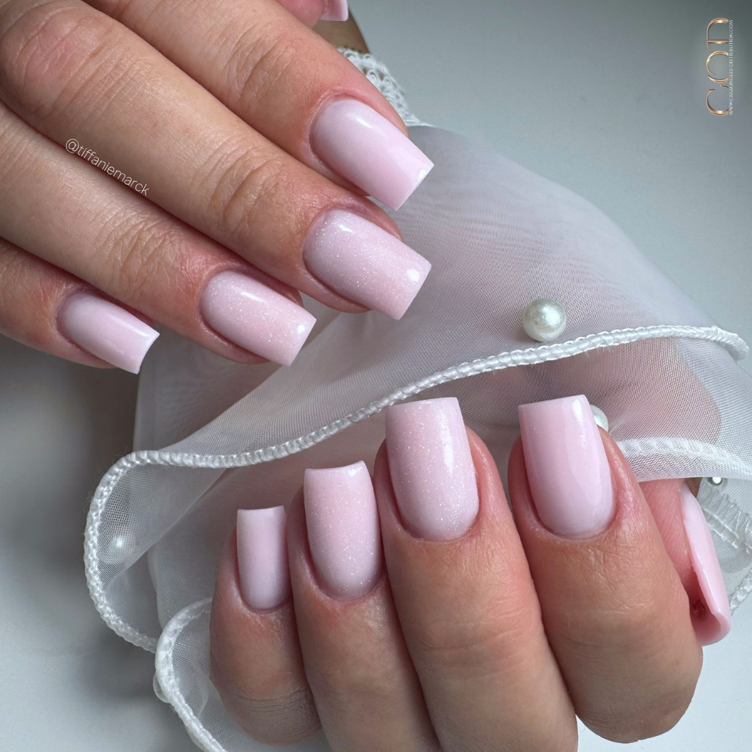 Pose d'ongles carrés rosés pailletés