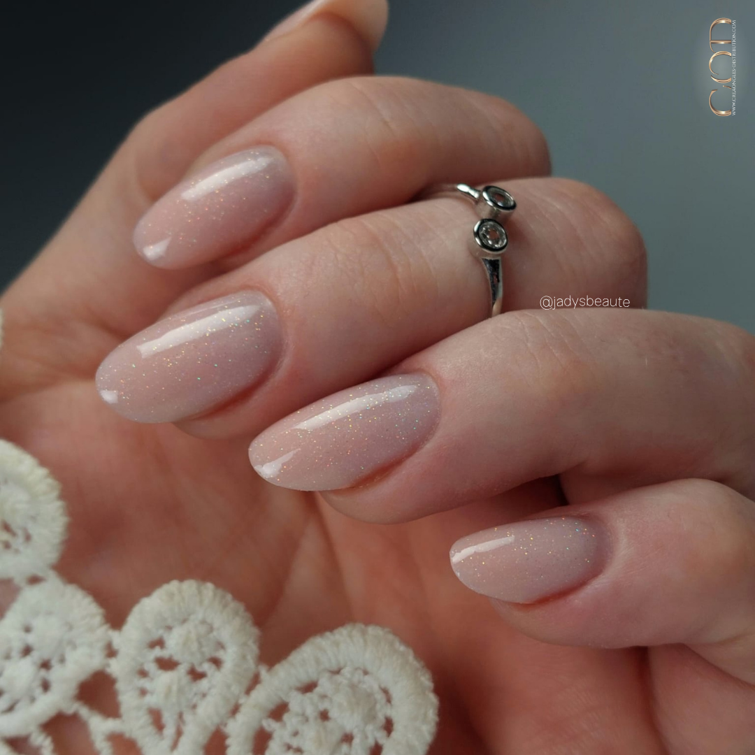 Pose d'ongles en amandes rosés pailletés