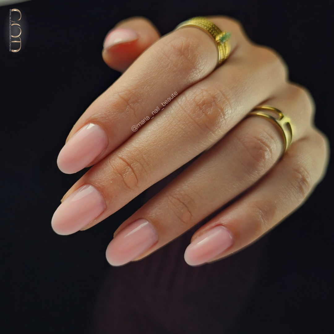 Pose d'ongles en gainage nude rosés