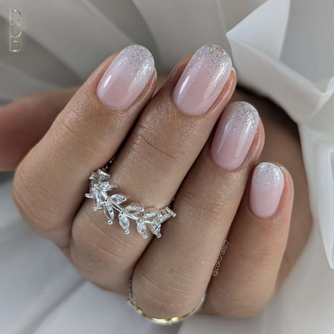 Pose d'ongles ovales nude rosé avec babyboomer et paillettes