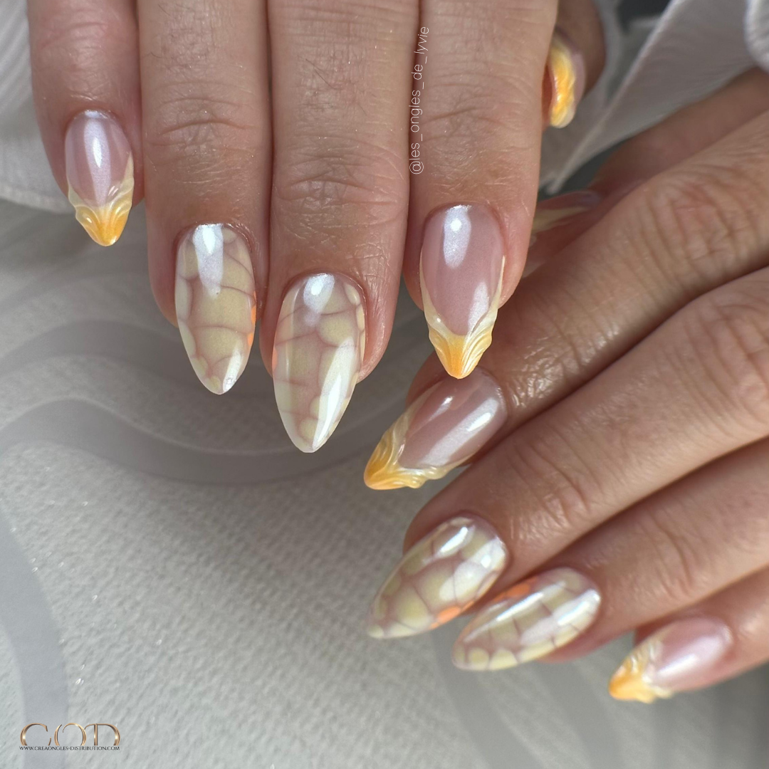 Pose d'ongles en amande jaune pastel avec pigment perlé, french 3D et blooming nail art
