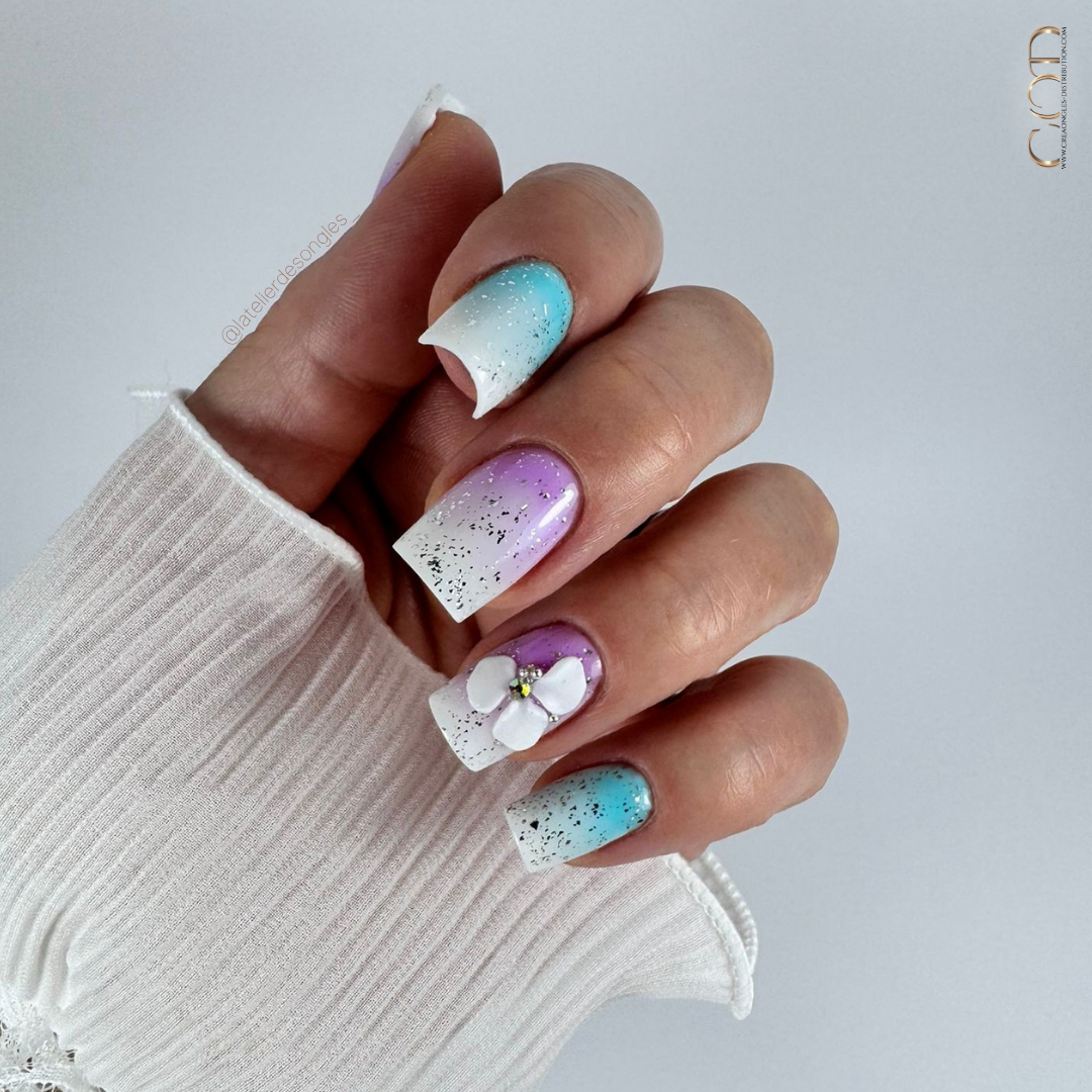 Pose d'ongles carrés avec babycolor en construction bleu et violet pastel et fleurs 3D