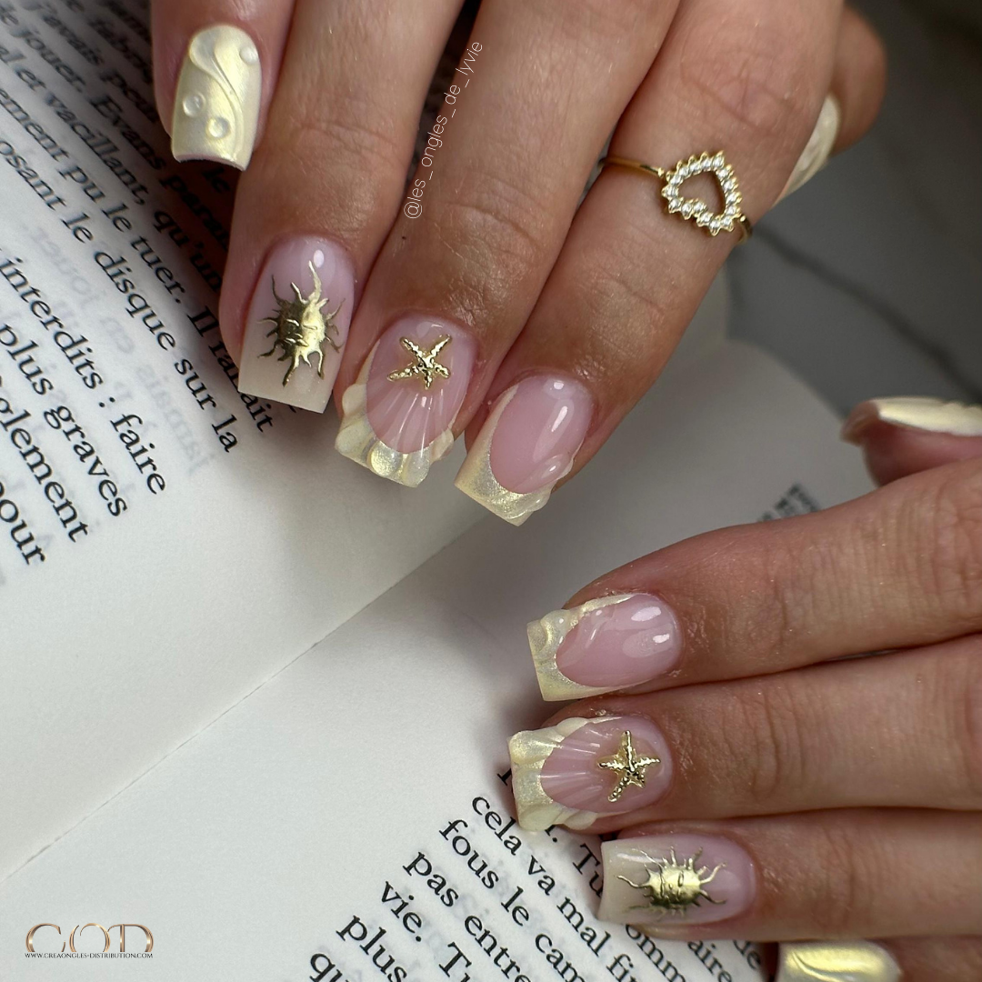Pose d'ongles carrés ave french jaune pastel pearl et nail art 3D chrome doré