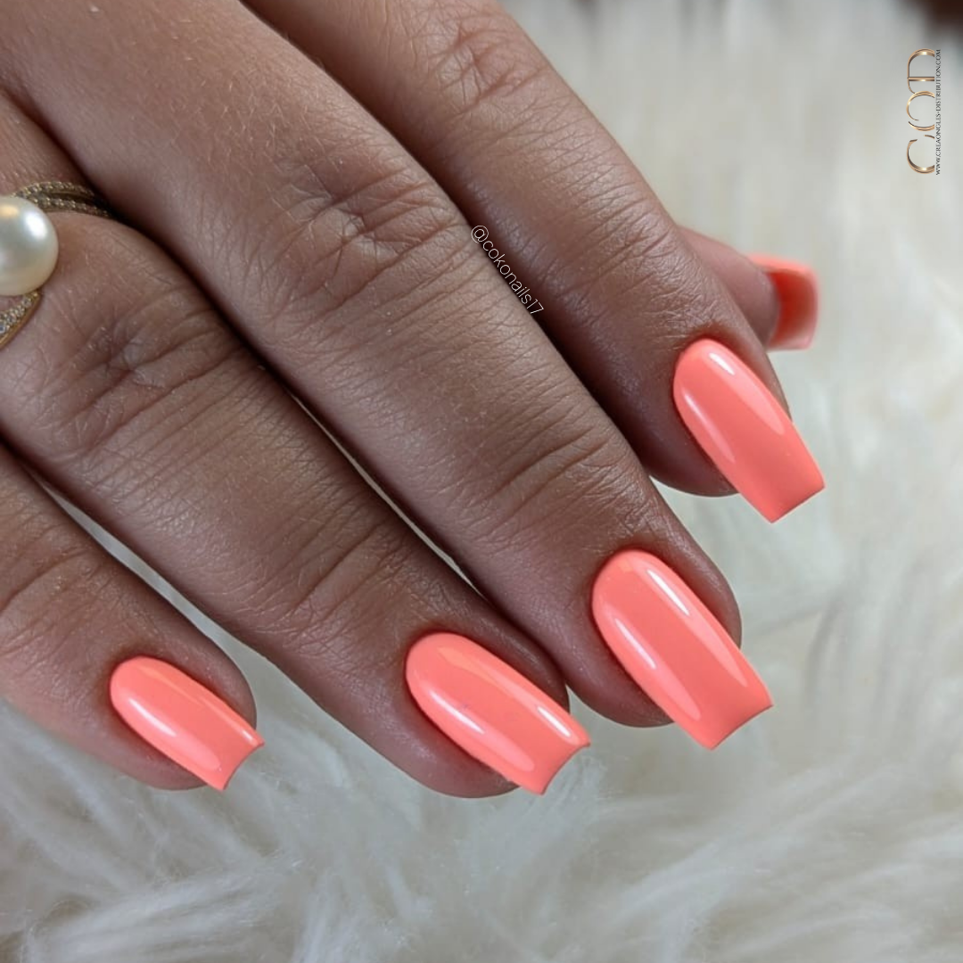 Pose d'ongles carrés orange néon pastels