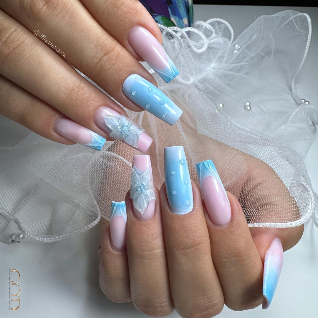 Pose d'ongles coffin longs bleus pastel avec nail art 3D