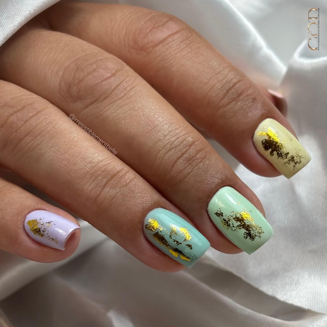 Pose d'ongles carrés multicolores pastels avec foil doré