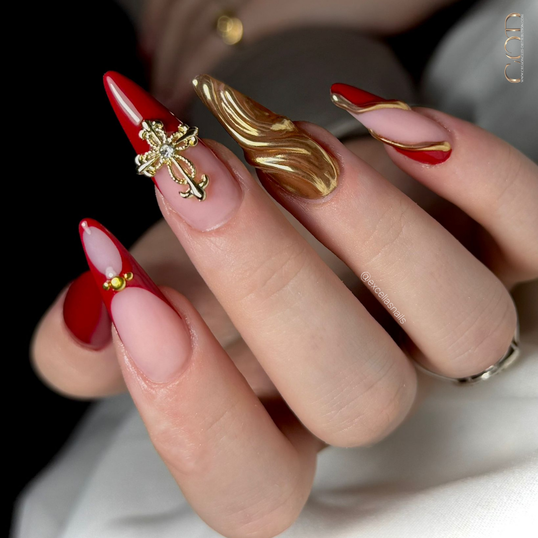 Pose d'ongles en amandes rouge bordeaux avec nail art et chrome doré
